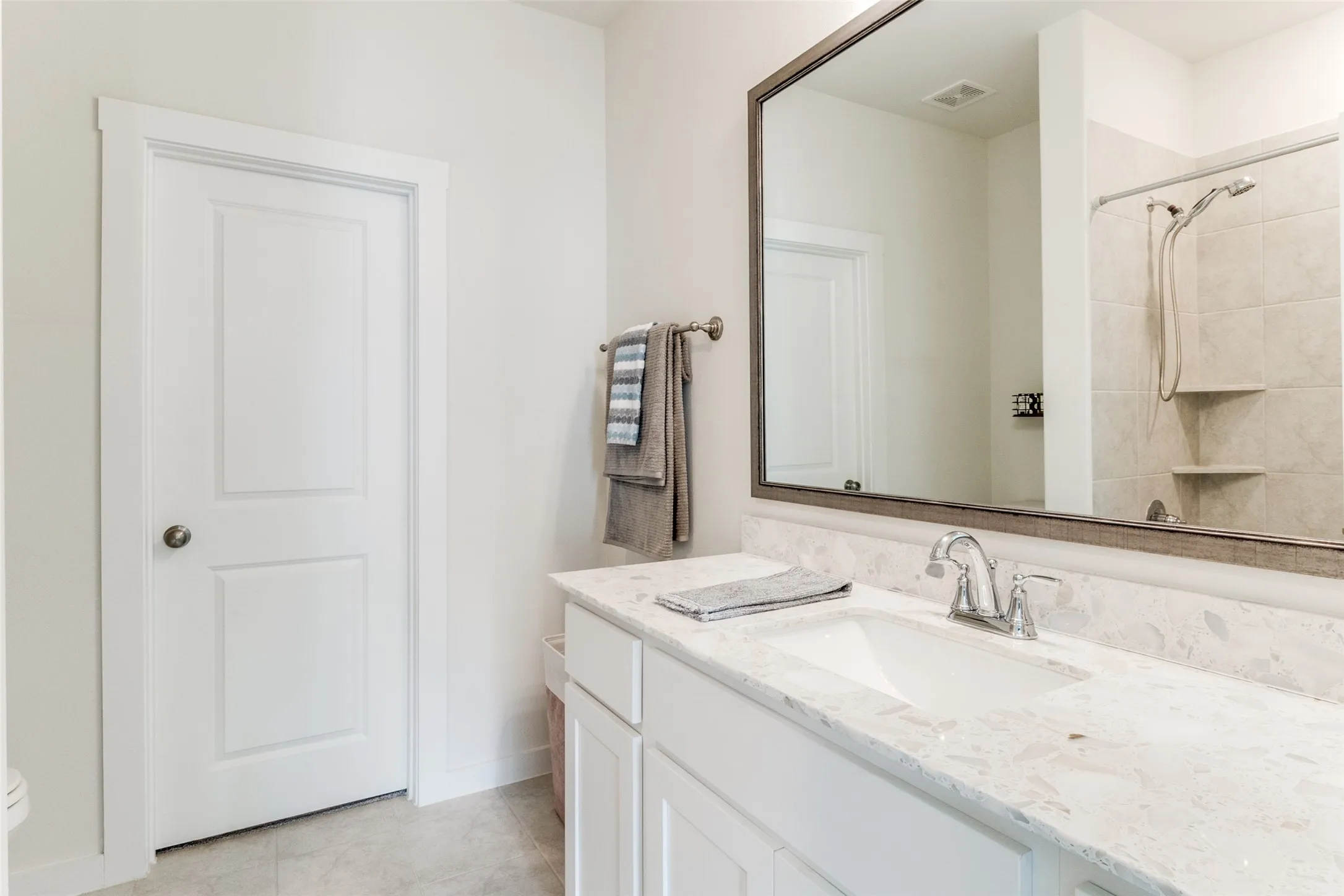 Secondary full bathroom