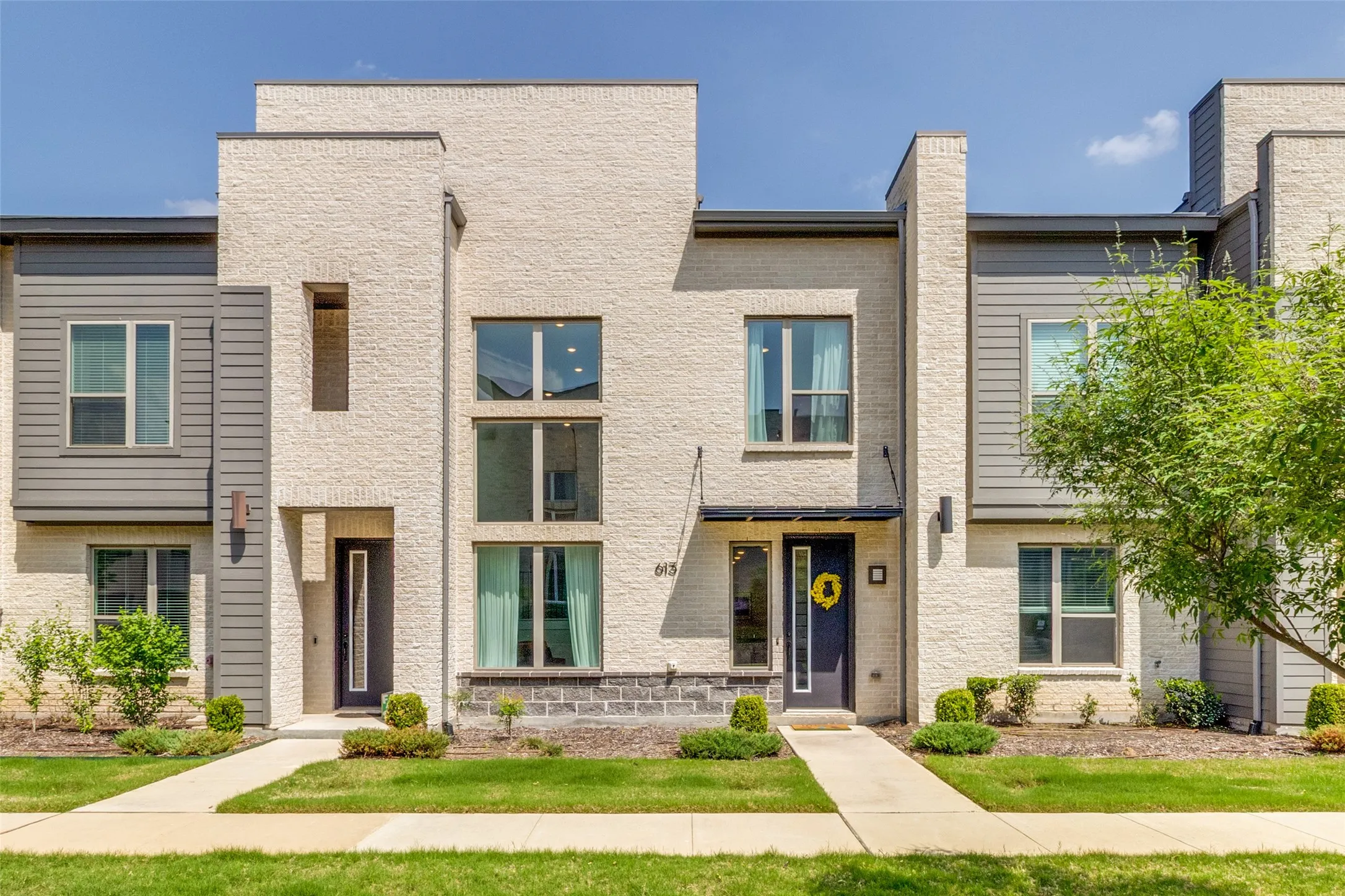 Townhouse For Sale in Collin County , 613 Collier Drive, Plano, Texas 75075, 2 Bedroom, 3 Bathroom, 2 Garage spaces, 1,672 Sqft, built in 2021, mls#21373594, Real Estate Agent in Plano, Homes For Sale in Collin county, Homes For Sale in Plano, Realtor in Plano Texas, Real Estate Brokerage Independent Realty Texas, Luminita Cordes Realtor