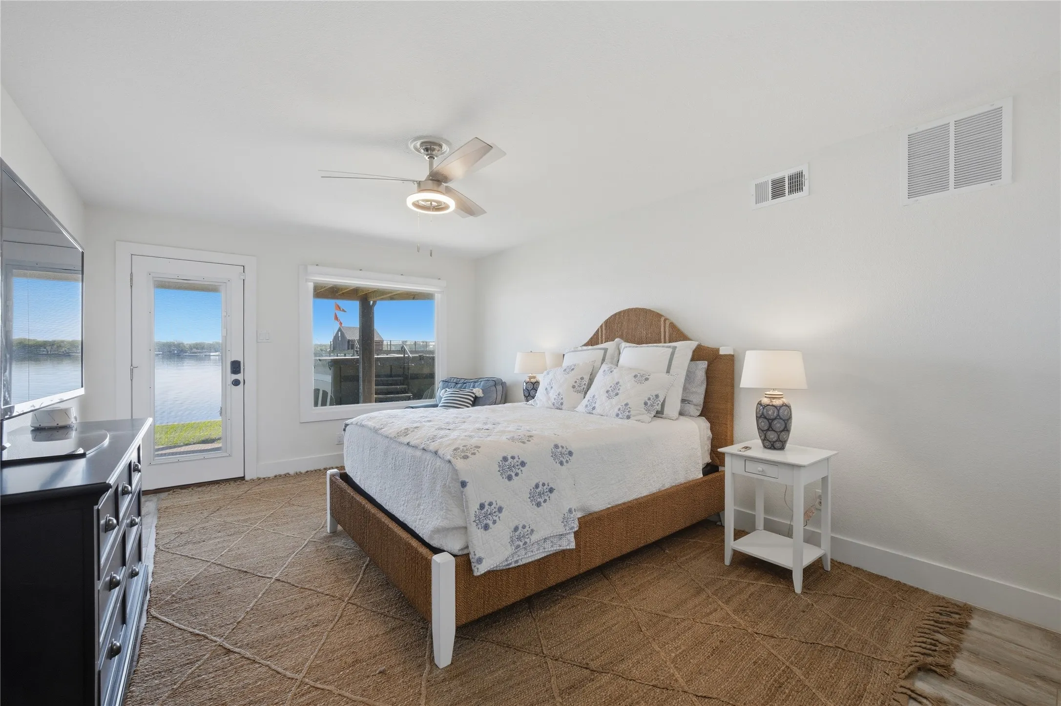 Single Family Residence For Sale in Henderson County , 648 Enchanted Isles Drive, Mabank, Texas 75156, 4 Bedroom, 3 Bathroom, 2 Garage spaces, 3,002 Sqft, built in 1984, mls#21375570, Real Estate Agent in Mabank, Homes For Sale in Henderson county, Homes For Sale in Mabank, Realtor in Mabank Texas, Real Estate Brokerage Independent Realty Texas, Luminita Cordes Realtor