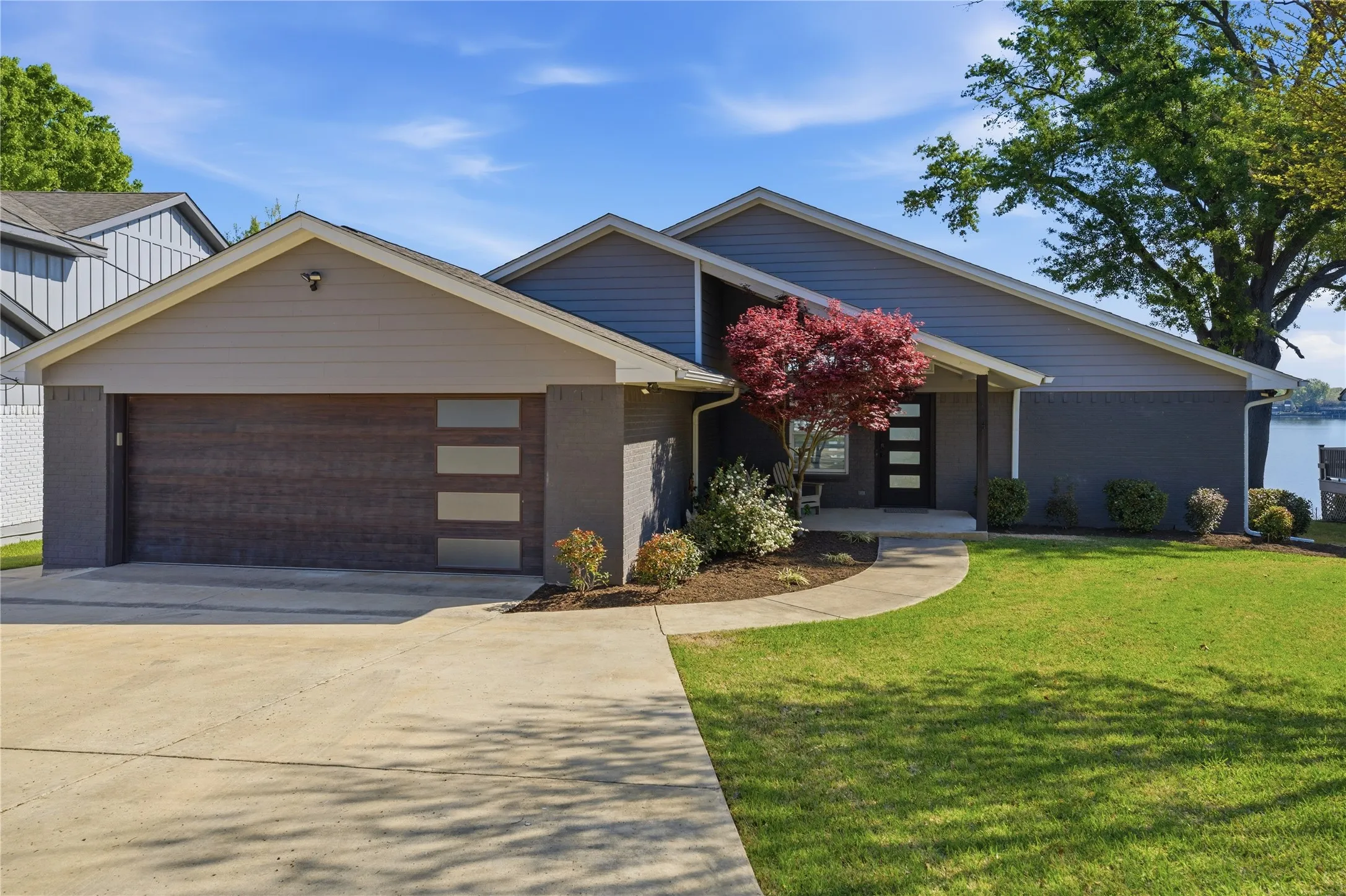 Single Family Residence For Sale in Henderson County , 648 Enchanted Isles Drive, Mabank, Texas 75156, 4 Bedroom, 3 Bathroom, 2 Garage spaces, 3,002 Sqft, built in 1984, mls#21375570, Real Estate Agent in Mabank, Homes For Sale in Henderson county, Homes For Sale in Mabank, Realtor in Mabank Texas, Real Estate Brokerage Independent Realty Texas, Luminita Cordes Realtor