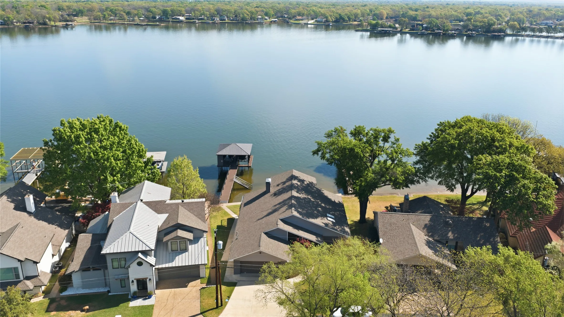 Single Family Residence For Sale in Henderson County , 648 Enchanted Isles Drive, Mabank, Texas 75156, 4 Bedroom, 3 Bathroom, 2 Garage spaces, 3,002 Sqft, built in 1984, mls#21375570, Real Estate Agent in Mabank, Homes For Sale in Henderson county, Homes For Sale in Mabank, Realtor in Mabank Texas, Real Estate Brokerage Independent Realty Texas, Luminita Cordes Realtor