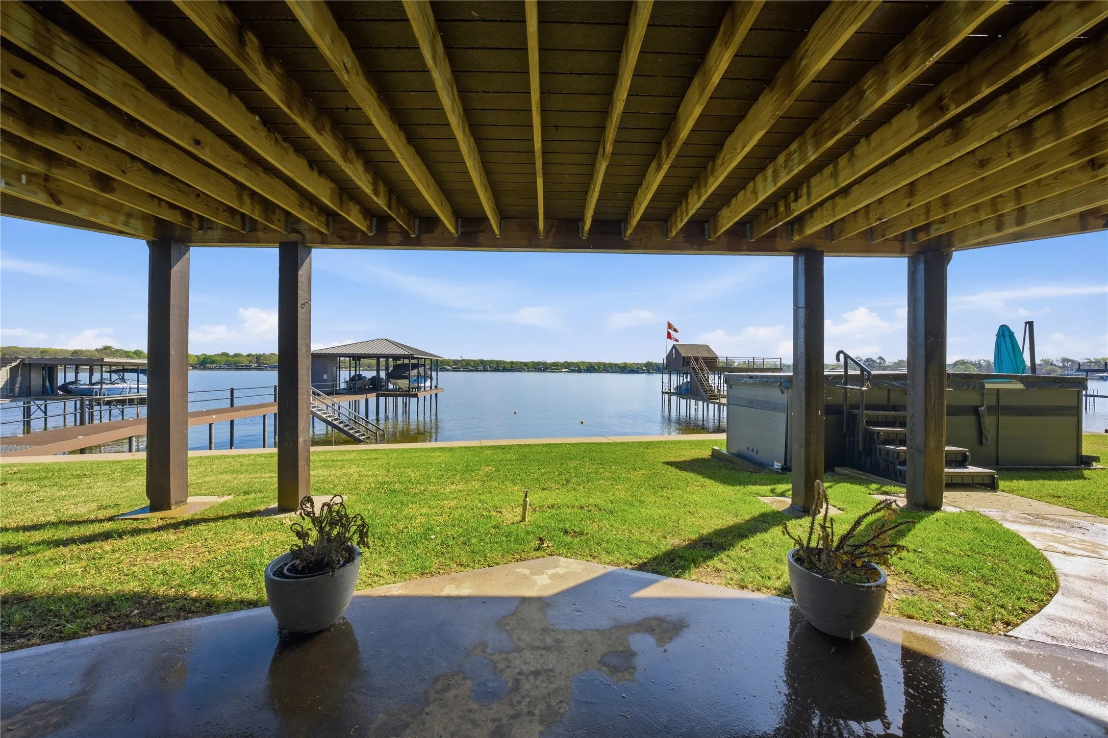 Single Family Residence For Sale in Henderson County , 648 Enchanted Isles Drive, Mabank, Texas 75156, 4 Bedroom, 3 Bathroom, 2 Garage spaces, 3,002 Sqft, built in 1984, mls#21375570, Real Estate Agent in Mabank, Homes For Sale in Henderson county, Homes For Sale in Mabank, Realtor in Mabank Texas, Real Estate Brokerage Independent Realty Texas, Luminita Cordes Realtor