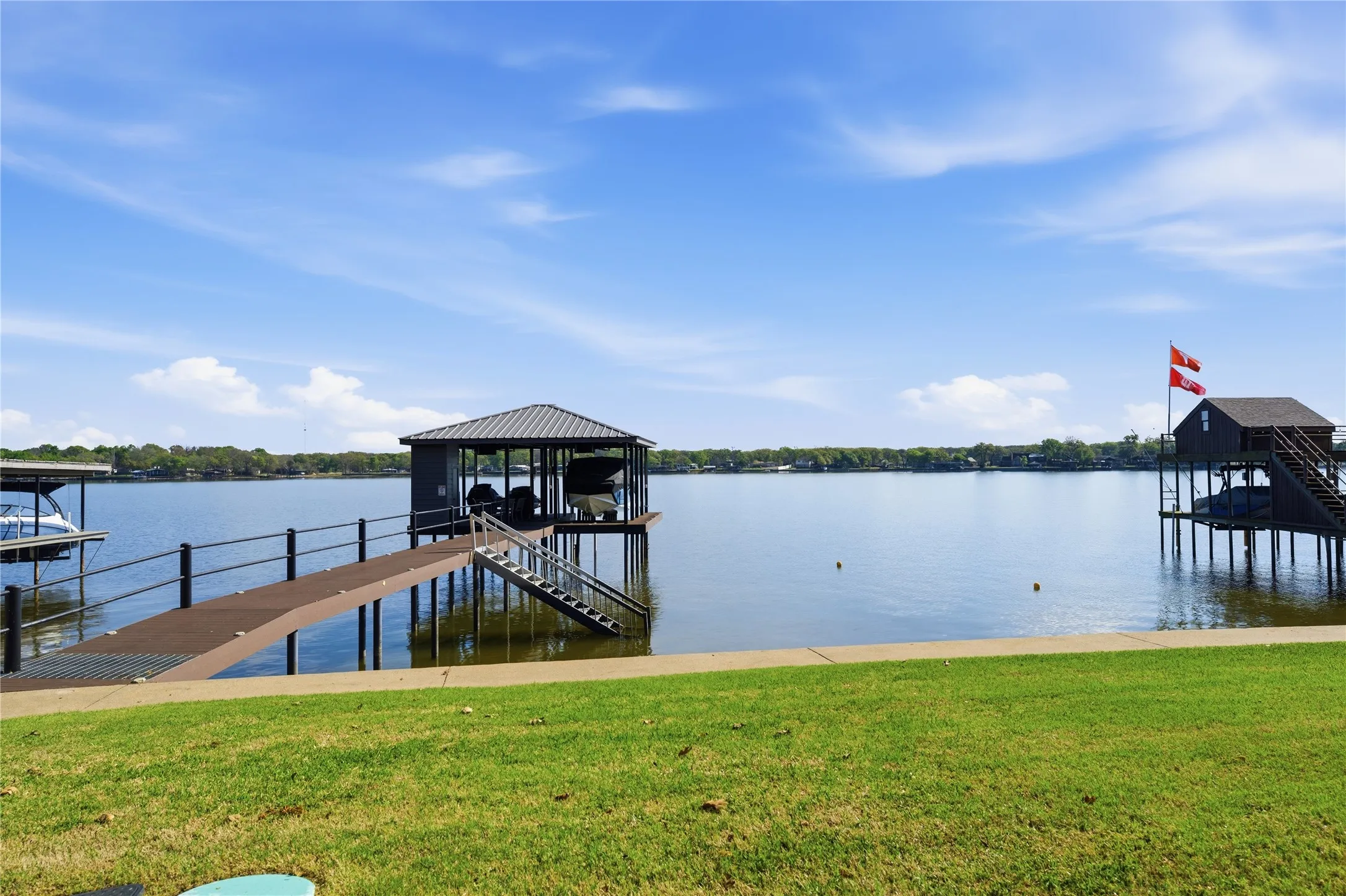Single Family Residence For Sale in Henderson County , 648 Enchanted Isles Drive, Mabank, Texas 75156, 4 Bedroom, 3 Bathroom, 2 Garage spaces, 3,002 Sqft, built in 1984, mls#21375570, Real Estate Agent in Mabank, Homes For Sale in Henderson county, Homes For Sale in Mabank, Realtor in Mabank Texas, Real Estate Brokerage Independent Realty Texas, Luminita Cordes Realtor