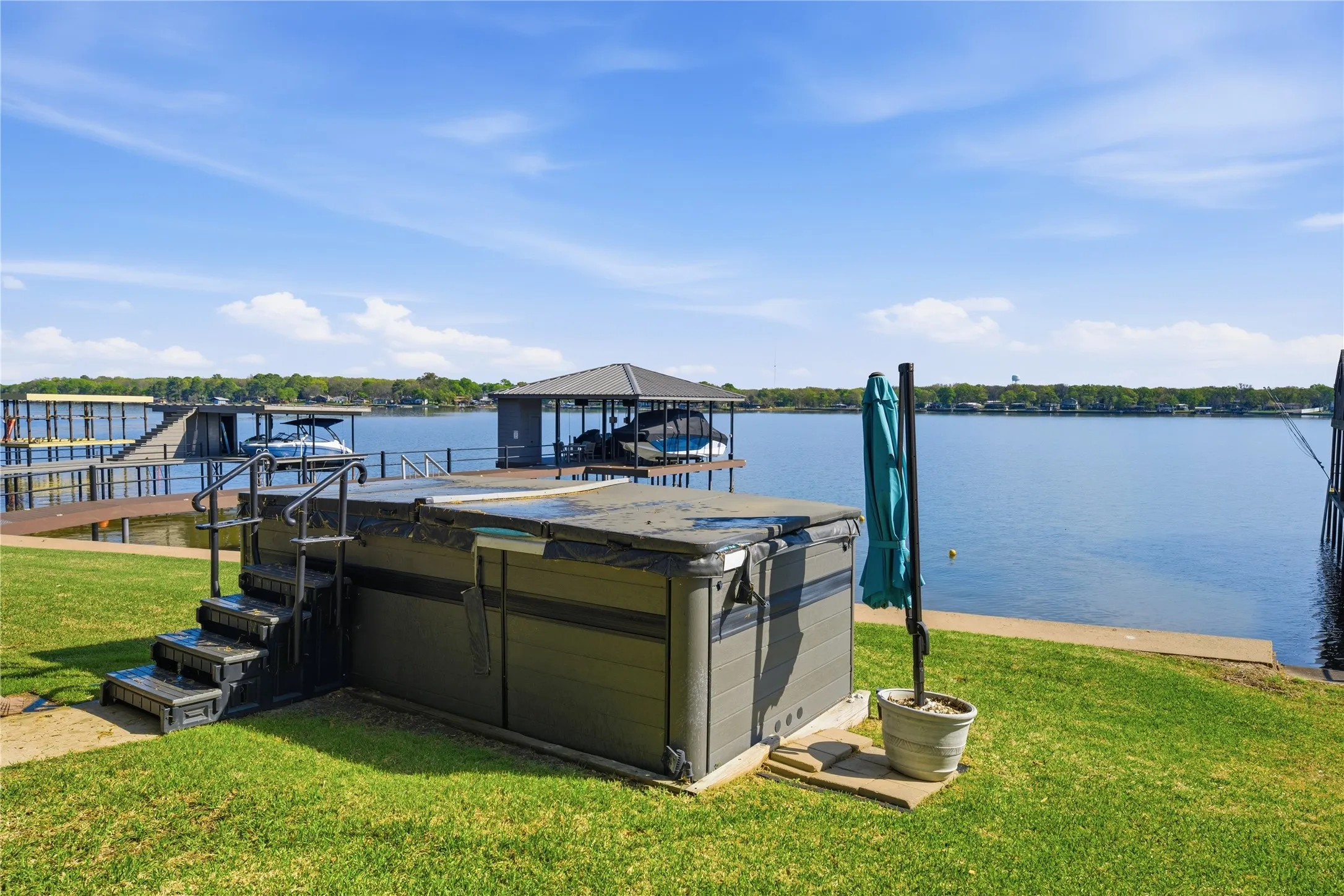 Single Family Residence For Sale in Henderson County , 648 Enchanted Isles Drive, Mabank, Texas 75156, 4 Bedroom, 3 Bathroom, 2 Garage spaces, 3,002 Sqft, built in 1984, mls#21375570, Real Estate Agent in Mabank, Homes For Sale in Henderson county, Homes For Sale in Mabank, Realtor in Mabank Texas, Real Estate Brokerage Independent Realty Texas, Luminita Cordes Realtor