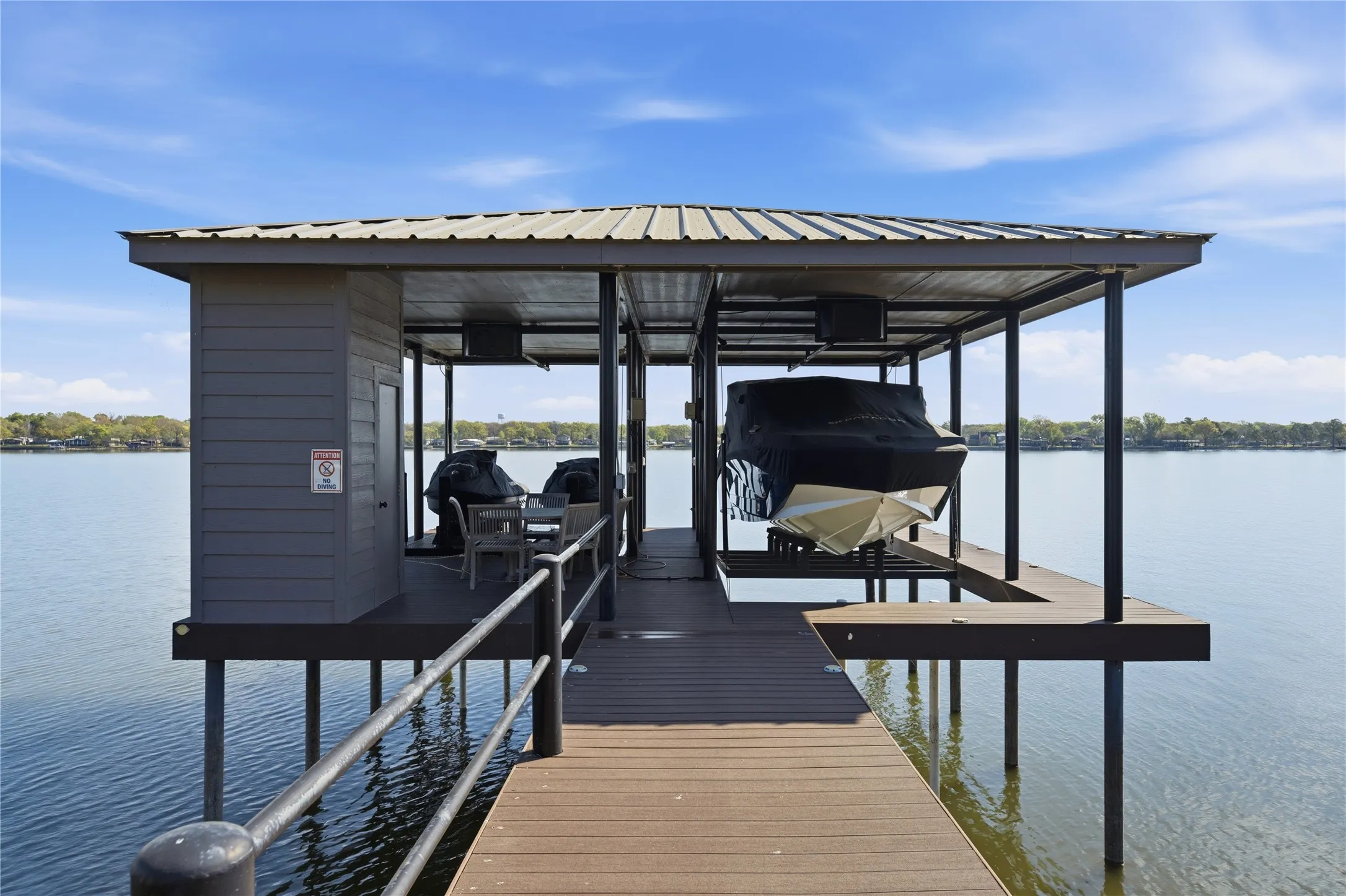 Single Family Residence For Sale in Henderson County , 648 Enchanted Isles Drive, Mabank, Texas 75156, 4 Bedroom, 3 Bathroom, 2 Garage spaces, 3,002 Sqft, built in 1984, mls#21375570, Real Estate Agent in Mabank, Homes For Sale in Henderson county, Homes For Sale in Mabank, Realtor in Mabank Texas, Real Estate Brokerage Independent Realty Texas, Luminita Cordes Realtor