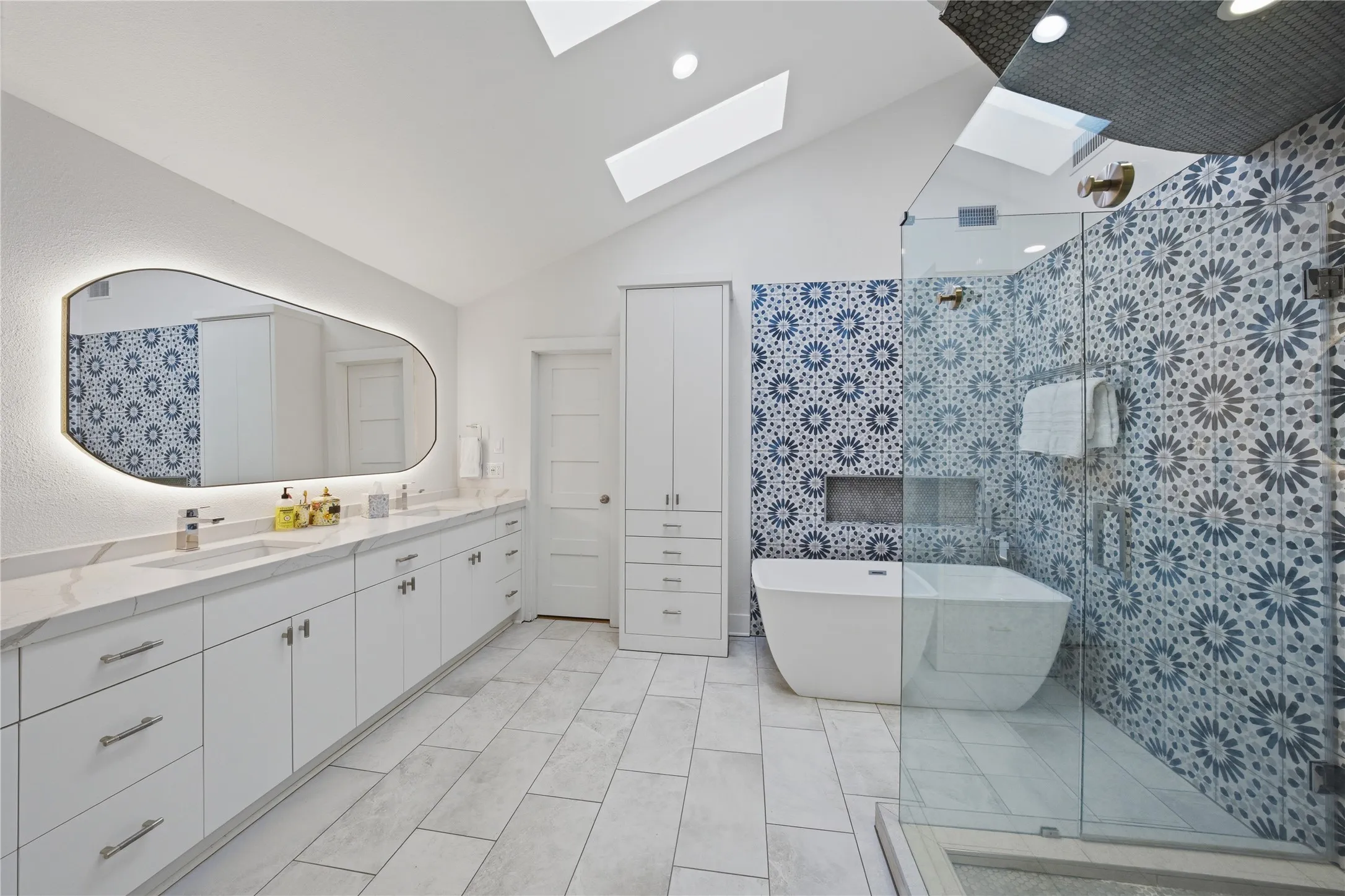 Single Family Residence For Sale in Henderson County , 648 Enchanted Isles Drive, Mabank, Texas 75156, 4 Bedroom, 3 Bathroom, 2 Garage spaces, 3,002 Sqft, built in 1984, mls#21375570, Real Estate Agent in Mabank, Homes For Sale in Henderson county, Homes For Sale in Mabank, Realtor in Mabank Texas, Real Estate Brokerage Independent Realty Texas, Luminita Cordes Realtor