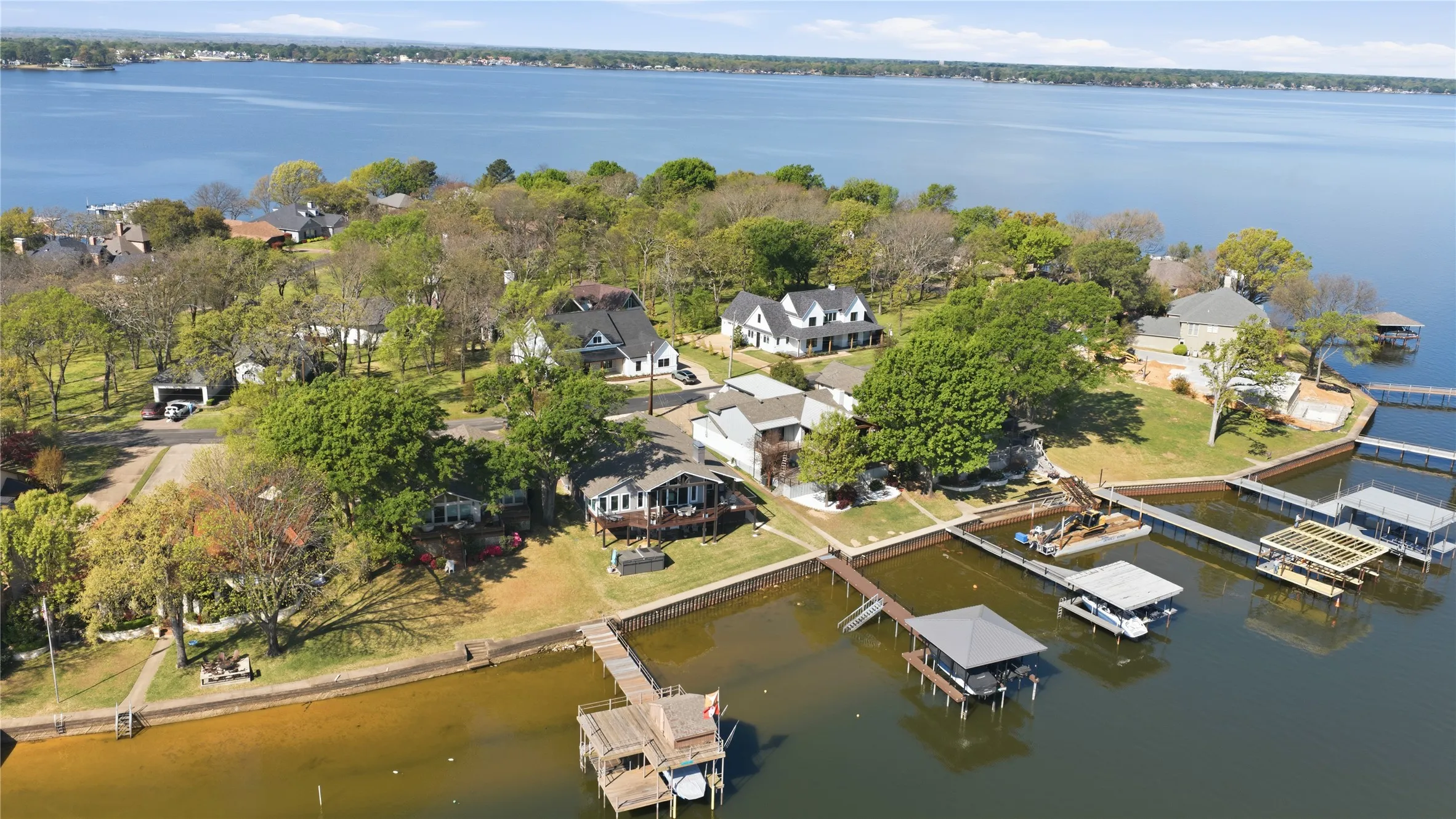 Single Family Residence For Sale in Henderson County , 648 Enchanted Isles Drive, Mabank, Texas 75156, 4 Bedroom, 3 Bathroom, 2 Garage spaces, 3,002 Sqft, built in 1984, mls#21375570, Real Estate Agent in Mabank, Homes For Sale in Henderson county, Homes For Sale in Mabank, Realtor in Mabank Texas, Real Estate Brokerage Independent Realty Texas, Luminita Cordes Realtor