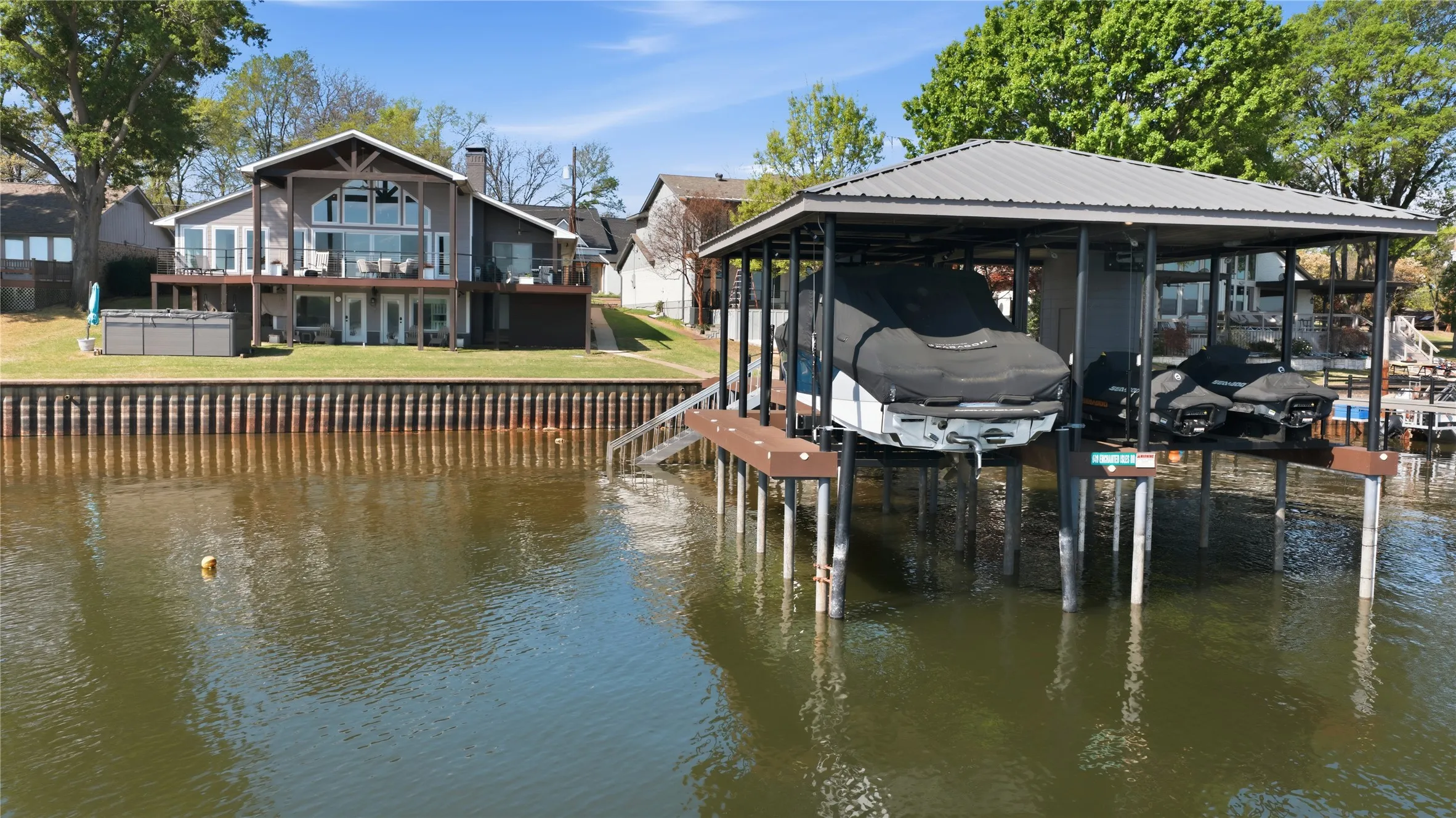 Single Family Residence For Sale in Henderson County , 648 Enchanted Isles Drive, Mabank, Texas 75156, 4 Bedroom, 3 Bathroom, 2 Garage spaces, 3,002 Sqft, built in 1984, mls#21375570, Real Estate Agent in Mabank, Homes For Sale in Henderson county, Homes For Sale in Mabank, Realtor in Mabank Texas, Real Estate Brokerage Independent Realty Texas, Luminita Cordes Realtor