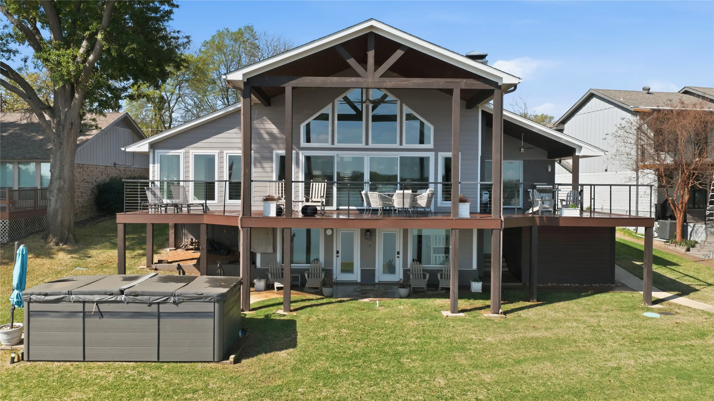 Single Family Residence For Sale in Henderson County , 648 Enchanted Isles Drive, Mabank, Texas 75156, 4 Bedroom, 3 Bathroom, 2 Garage spaces, 3,002 Sqft, built in 1984, mls#21375570, Real Estate Agent in Mabank, Homes For Sale in Henderson county, Homes For Sale in Mabank, Realtor in Mabank Texas, Real Estate Brokerage Independent Realty Texas, Luminita Cordes Realtor