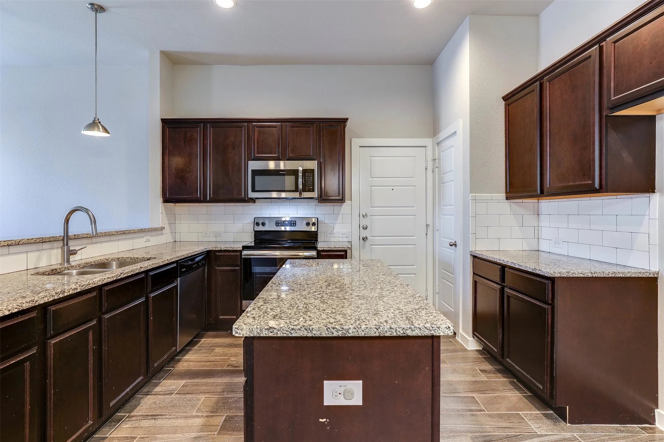 Duplex For Sale in Ellis County , 1029-1031 Skyview Court, Midlothian, Texas 76065, 6 Bedroom, 4 Bathroom, 2 Garage spaces, 2,504 Sqft, built in 2018, mls#21373655, Real Estate Agent in Midlothian, Homes For Sale in Ellis county, Homes For Sale in Midlothian, Realtor in Midlothian Texas, Real Estate Brokerage Independent Realty Texas, Luminita Cordes Realtor