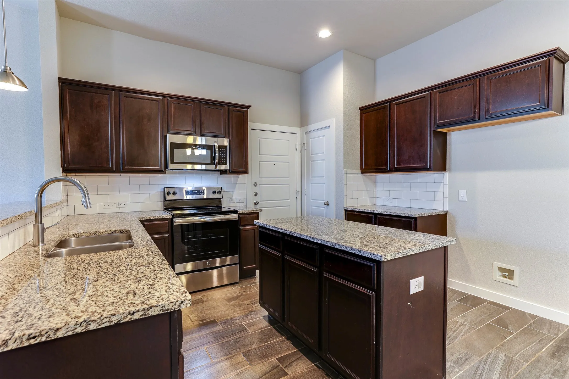 Duplex For Sale in Ellis County , 1029-1031 Skyview Court, Midlothian, Texas 76065, 6 Bedroom, 4 Bathroom, 2 Garage spaces, 2,504 Sqft, built in 2018, mls#21373655, Real Estate Agent in Midlothian, Homes For Sale in Ellis county, Homes For Sale in Midlothian, Realtor in Midlothian Texas, Real Estate Brokerage Independent Realty Texas, Luminita Cordes Realtor