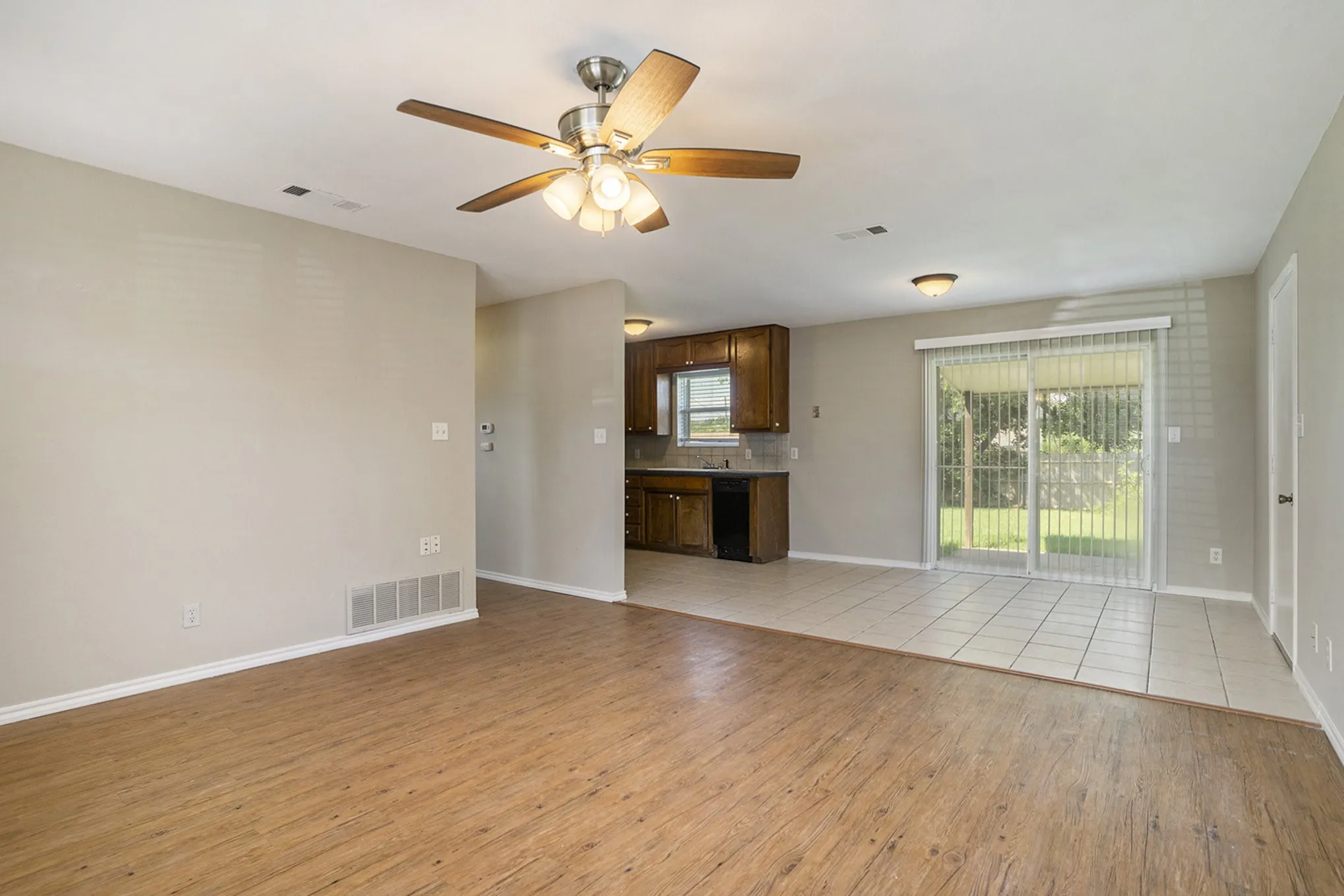 Single Family Residence For Rent in Hood County , 826 Meadowlark Circle, Granbury, Texas 76049, 2 Bedroom, 2 Bathroom, Garage spaces, 936 Sqft, built in 1985, mls#21375567, Real Estate Agent in Granbury, Homes For Rent in Hood county, Homes For Rent in Granbury, Realtor in Granbury Texas, Real Estate Brokerage Independent Realty Texas, Luminita Cordes Realtor