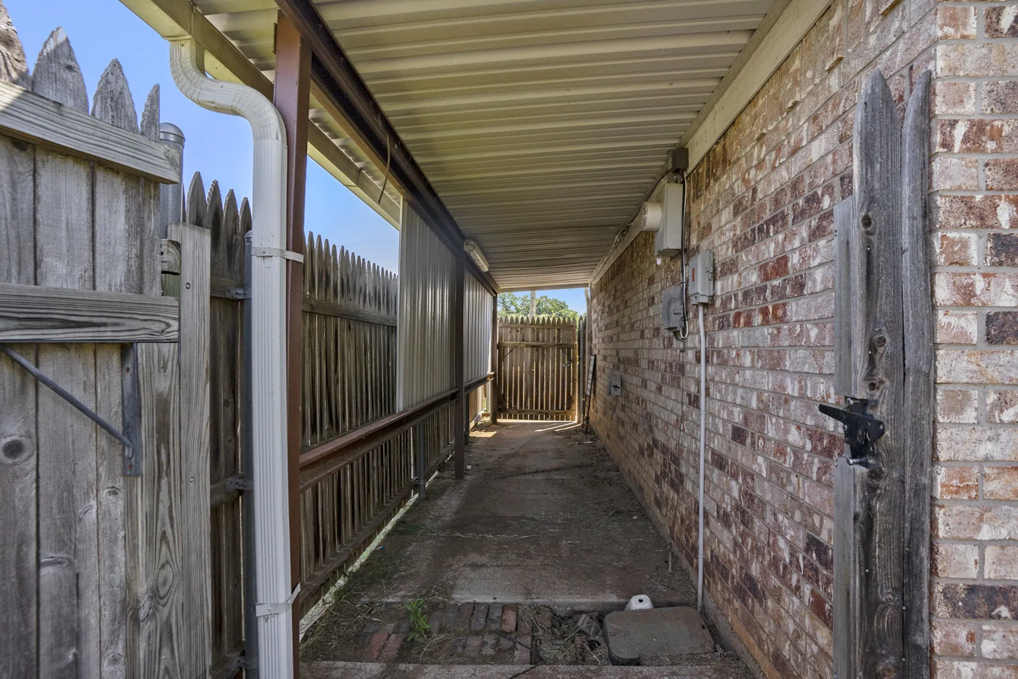 Single Family Residence For Rent in Hood County , 826 Meadowlark Circle, Granbury, Texas 76049, 2 Bedroom, 2 Bathroom, Garage spaces, 936 Sqft, built in 1985, mls#21375567, Real Estate Agent in Granbury, Homes For Rent in Hood county, Homes For Rent in Granbury, Realtor in Granbury Texas, Real Estate Brokerage Independent Realty Texas, Luminita Cordes Realtor