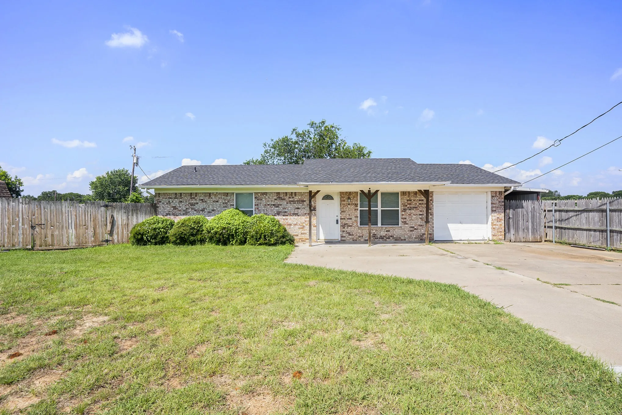 Single Family Residence For Rent in Hood County , 826 Meadowlark Circle, Granbury, Texas 76049, 2 Bedroom, 2 Bathroom, Garage spaces, 936 Sqft, built in 1985, mls#21375567, Real Estate Agent in Granbury, Homes For Rent in Hood county, Homes For Rent in Granbury, Realtor in Granbury Texas, Real Estate Brokerage Independent Realty Texas, Luminita Cordes Realtor
