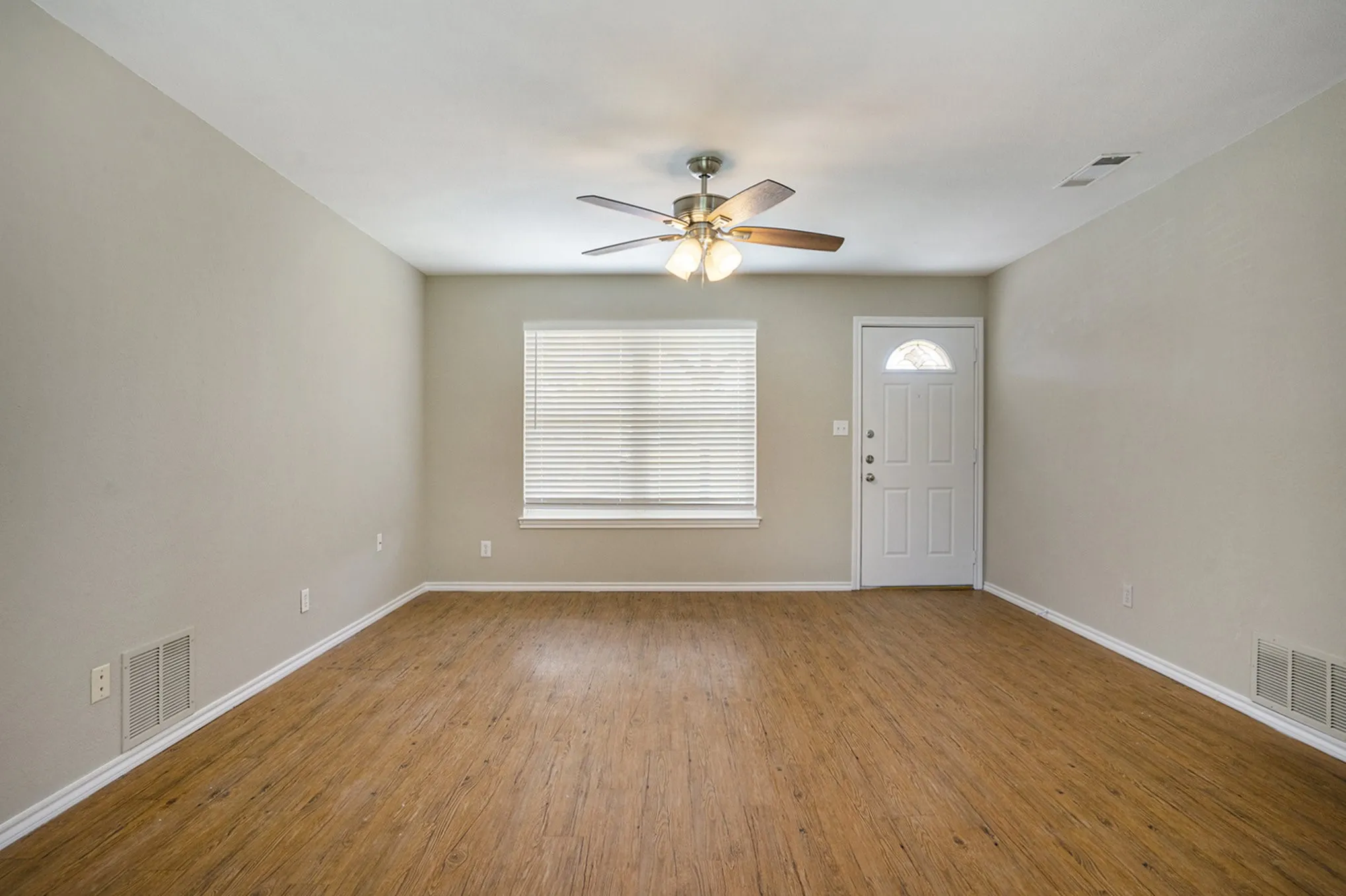 Single Family Residence For Rent in Hood County , 826 Meadowlark Circle, Granbury, Texas 76049, 2 Bedroom, 2 Bathroom, Garage spaces, 936 Sqft, built in 1985, mls#21375567, Real Estate Agent in Granbury, Homes For Rent in Hood county, Homes For Rent in Granbury, Realtor in Granbury Texas, Real Estate Brokerage Independent Realty Texas, Luminita Cordes Realtor