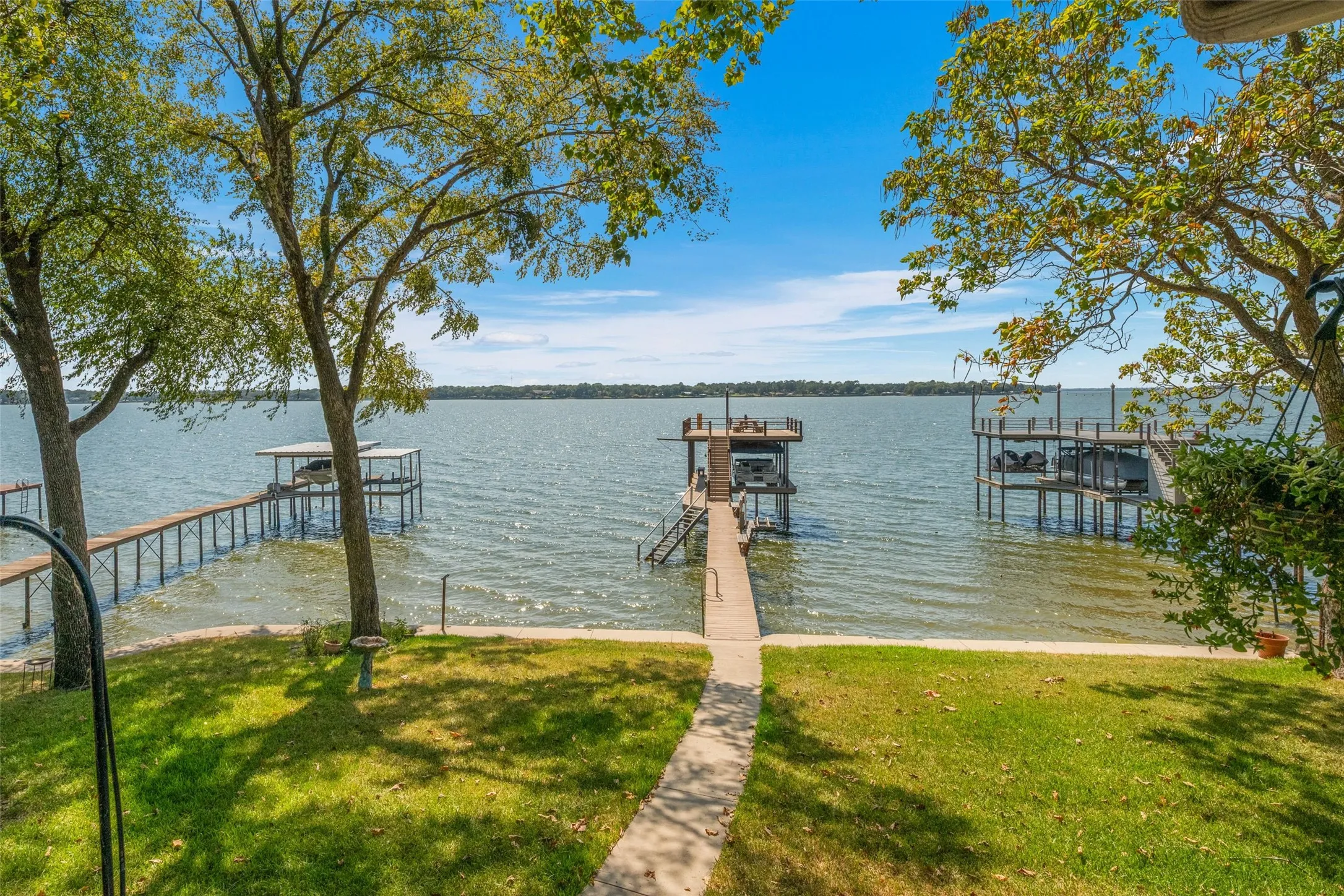 Single Family Residence For Sale in Henderson County , 230 Palisade Loop, Gun Barrel City, Texas 75156, 4 Bedroom, 4 Bathroom, 2 Garage spaces, 2,809 Sqft, built in 2013, mls#21374229, Real Estate Agent in Gun Barrel City, Homes For Sale in Henderson county, Homes For Sale in Gun Barrel City, Realtor in Gun Barrel City Texas, Real Estate Brokerage Independent Realty Texas, Luminita Cordes Realtor