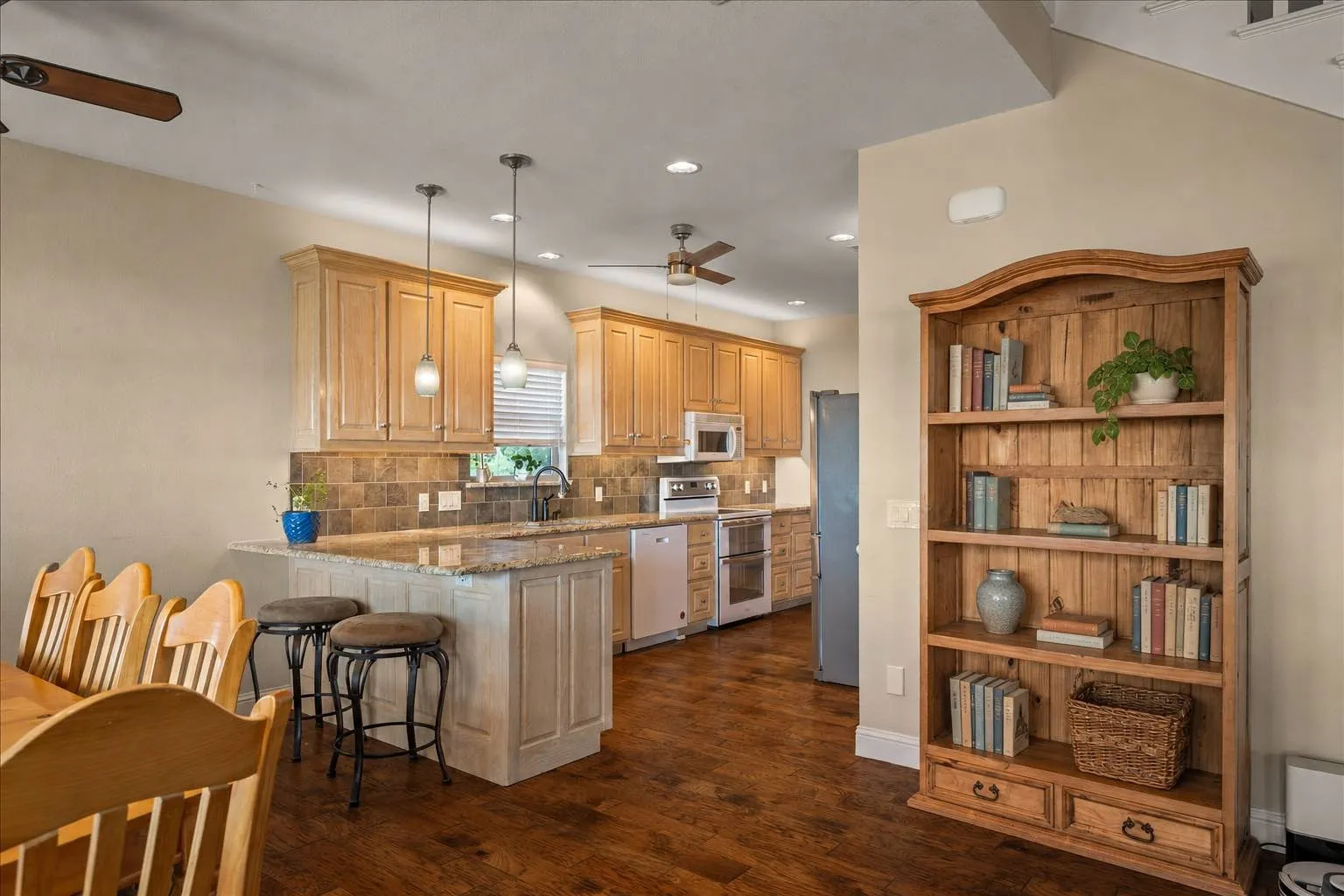 Single Family Residence For Sale in Henderson County , 230 Palisade Loop, Gun Barrel City, Texas 75156, 4 Bedroom, 4 Bathroom, 2 Garage spaces, 2,809 Sqft, built in 2013, mls#21374229, Real Estate Agent in Gun Barrel City, Homes For Sale in Henderson county, Homes For Sale in Gun Barrel City, Realtor in Gun Barrel City Texas, Real Estate Brokerage Independent Realty Texas, Luminita Cordes Realtor