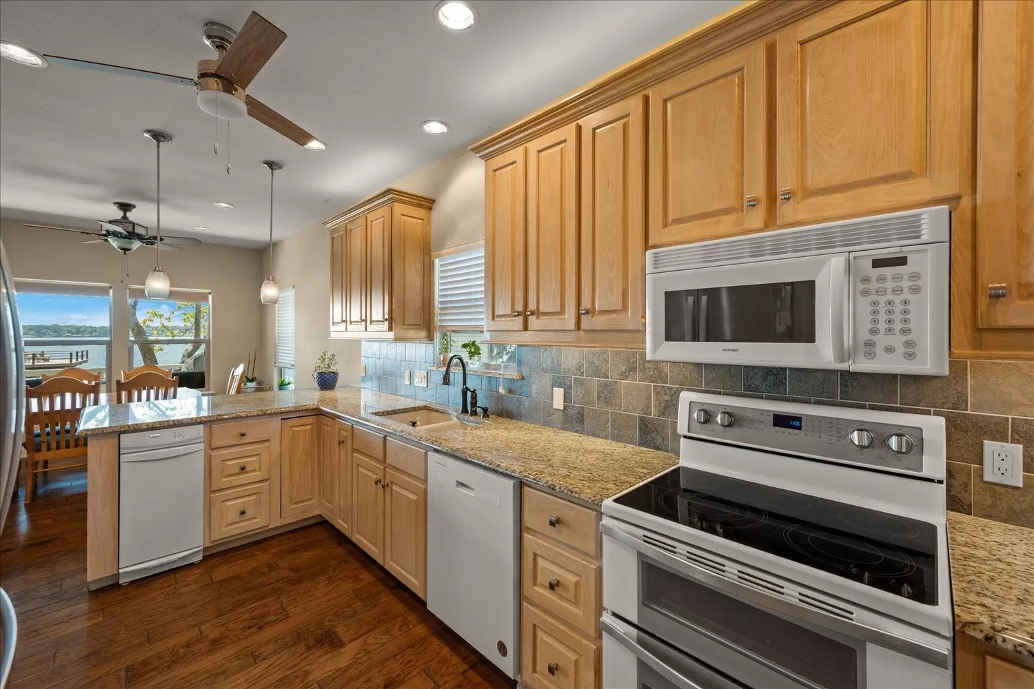 Single Family Residence For Sale in Henderson County , 230 Palisade Loop, Gun Barrel City, Texas 75156, 4 Bedroom, 4 Bathroom, 2 Garage spaces, 2,809 Sqft, built in 2013, mls#21374229, Real Estate Agent in Gun Barrel City, Homes For Sale in Henderson county, Homes For Sale in Gun Barrel City, Realtor in Gun Barrel City Texas, Real Estate Brokerage Independent Realty Texas, Luminita Cordes Realtor