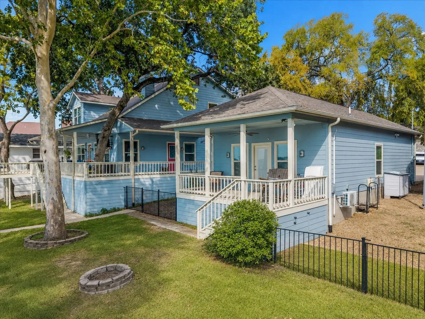 Single Family Residence For Sale in Henderson County , 230 Palisade Loop, Gun Barrel City, Texas 75156, 4 Bedroom, 4 Bathroom, 2 Garage spaces, 2,809 Sqft, built in 2013, mls#21374229, Real Estate Agent in Gun Barrel City, Homes For Sale in Henderson county, Homes For Sale in Gun Barrel City, Realtor in Gun Barrel City Texas, Real Estate Brokerage Independent Realty Texas, Luminita Cordes Realtor