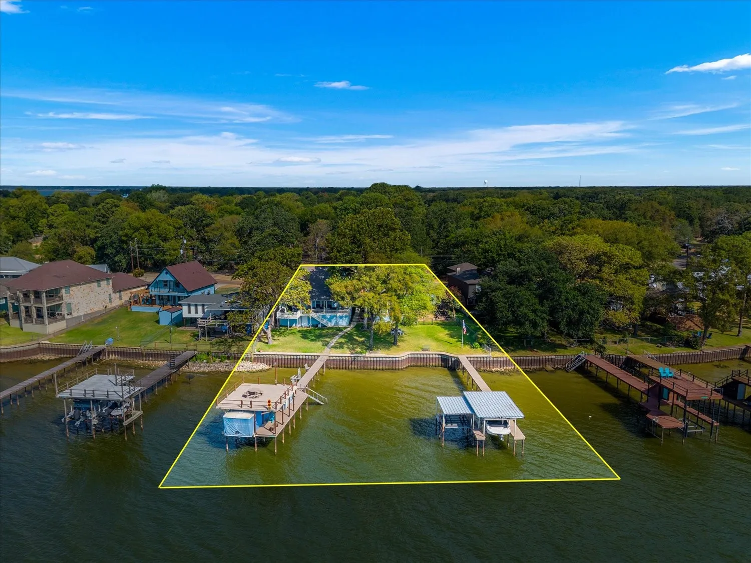Single Family Residence For Sale in Henderson County , 230 Palisade Loop, Gun Barrel City, Texas 75156, 4 Bedroom, 4 Bathroom, 2 Garage spaces, 2,809 Sqft, built in 2013, mls#21374229, Real Estate Agent in Gun Barrel City, Homes For Sale in Henderson county, Homes For Sale in Gun Barrel City, Realtor in Gun Barrel City Texas, Real Estate Brokerage Independent Realty Texas, Luminita Cordes Realtor