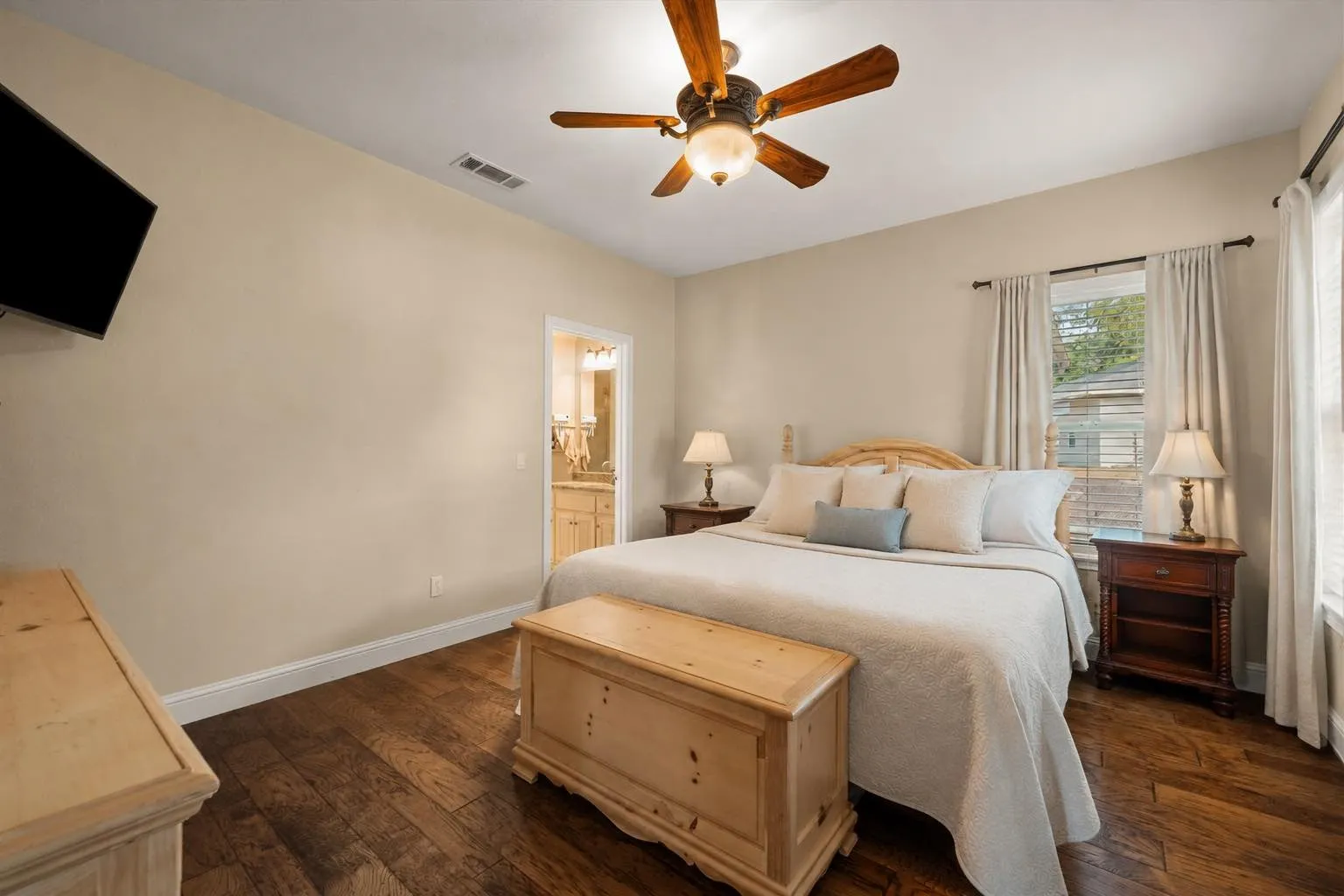 Single Family Residence For Sale in Henderson County , 230 Palisade Loop, Gun Barrel City, Texas 75156, 4 Bedroom, 4 Bathroom, 2 Garage spaces, 2,809 Sqft, built in 2013, mls#21374229, Real Estate Agent in Gun Barrel City, Homes For Sale in Henderson county, Homes For Sale in Gun Barrel City, Realtor in Gun Barrel City Texas, Real Estate Brokerage Independent Realty Texas, Luminita Cordes Realtor
