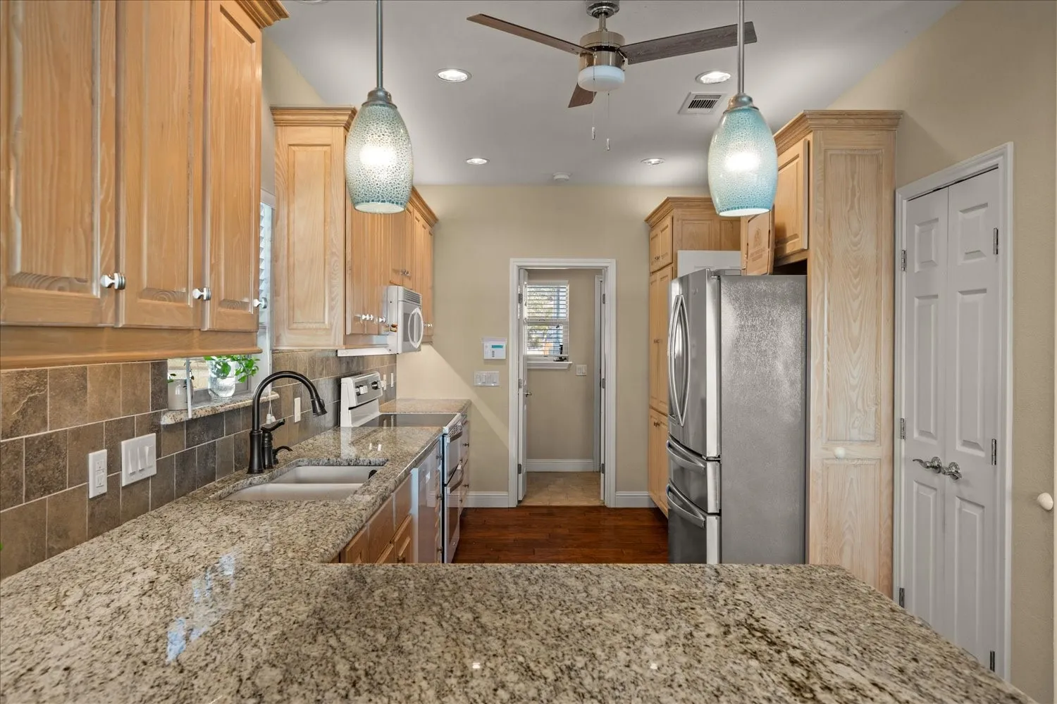 Single Family Residence For Sale in Henderson County , 230 Palisade Loop, Gun Barrel City, Texas 75156, 4 Bedroom, 4 Bathroom, 2 Garage spaces, 2,809 Sqft, built in 2013, mls#21374229, Real Estate Agent in Gun Barrel City, Homes For Sale in Henderson county, Homes For Sale in Gun Barrel City, Realtor in Gun Barrel City Texas, Real Estate Brokerage Independent Realty Texas, Luminita Cordes Realtor