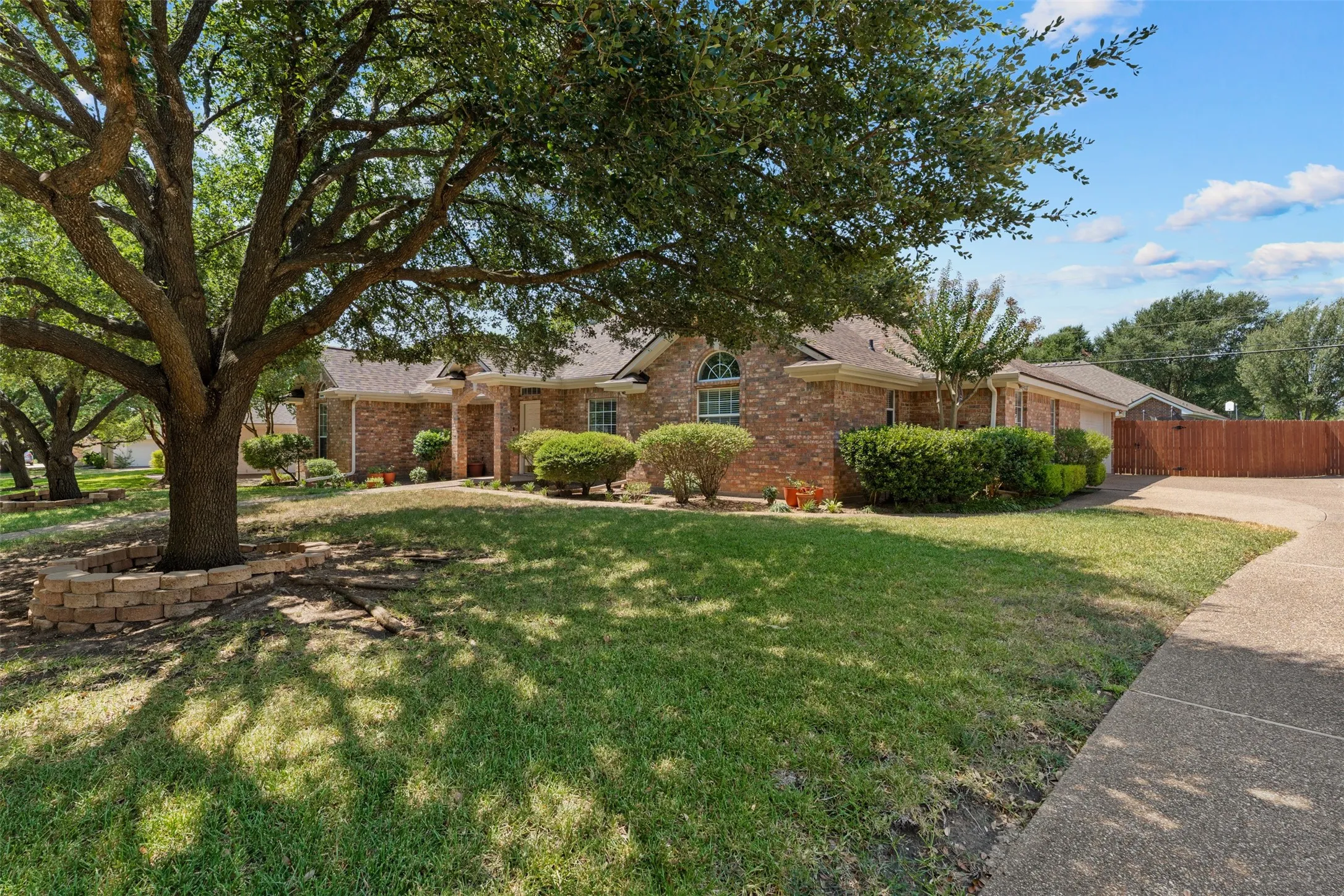 Single Family Residence For Sale in Mc Lennan County , 1209 Heatherwood, Hewitt, Texas 76643, 4 Bedroom, 3 Bathroom, 2 Garage spaces, 2,025 Sqft, built in 2001, mls#21375540, Real Estate Agent in Hewitt, Homes For Sale in Mc Lennan county, Homes For Sale in Hewitt, Realtor in Hewitt Texas, Real Estate Brokerage Independent Realty Texas, Luminita Cordes Realtor
