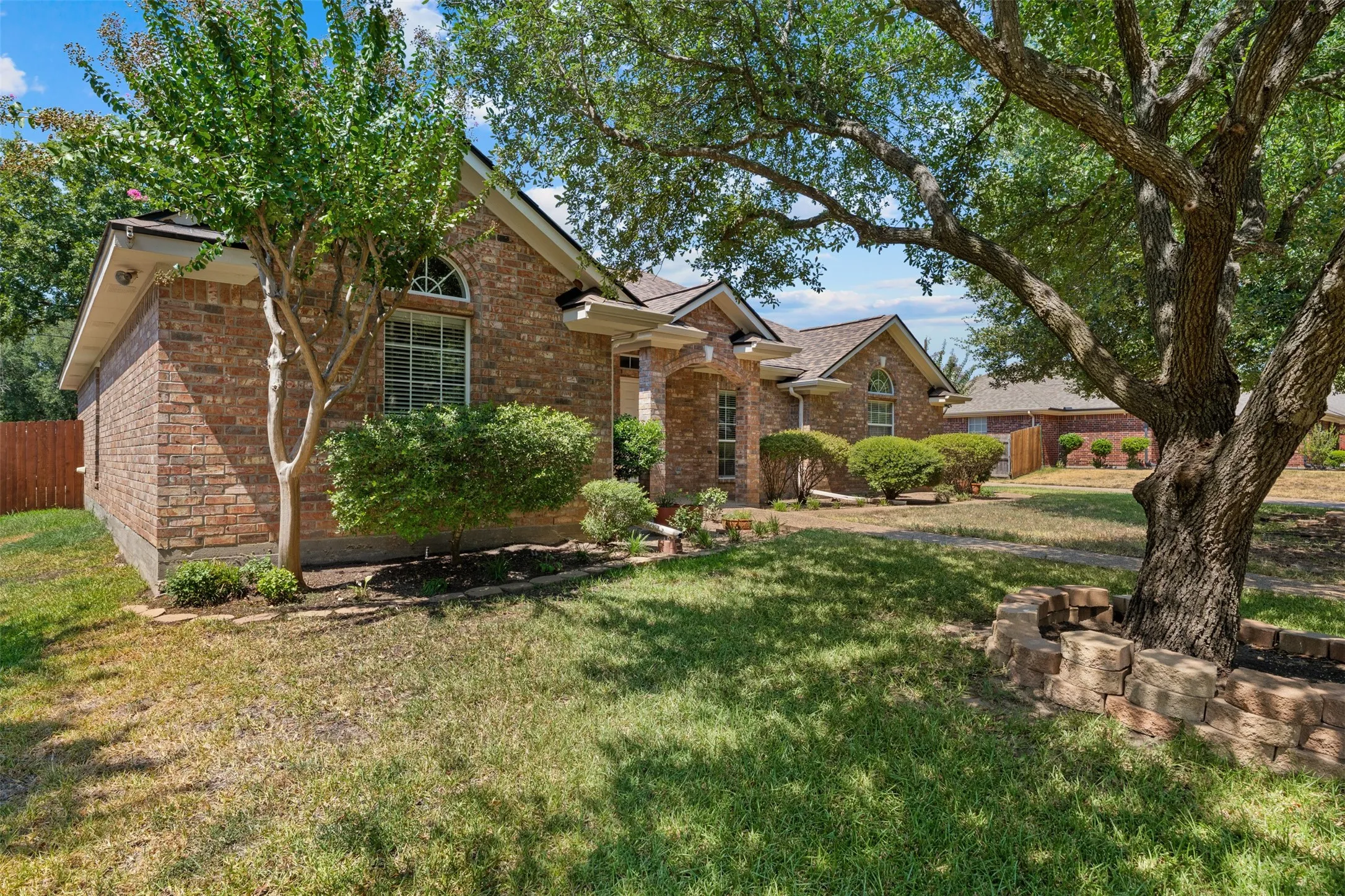 Single Family Residence For Sale in Mc Lennan County , 1209 Heatherwood, Hewitt, Texas 76643, 4 Bedroom, 3 Bathroom, 2 Garage spaces, 2,025 Sqft, built in 2001, mls#21375540, Real Estate Agent in Hewitt, Homes For Sale in Mc Lennan county, Homes For Sale in Hewitt, Realtor in Hewitt Texas, Real Estate Brokerage Independent Realty Texas, Luminita Cordes Realtor
