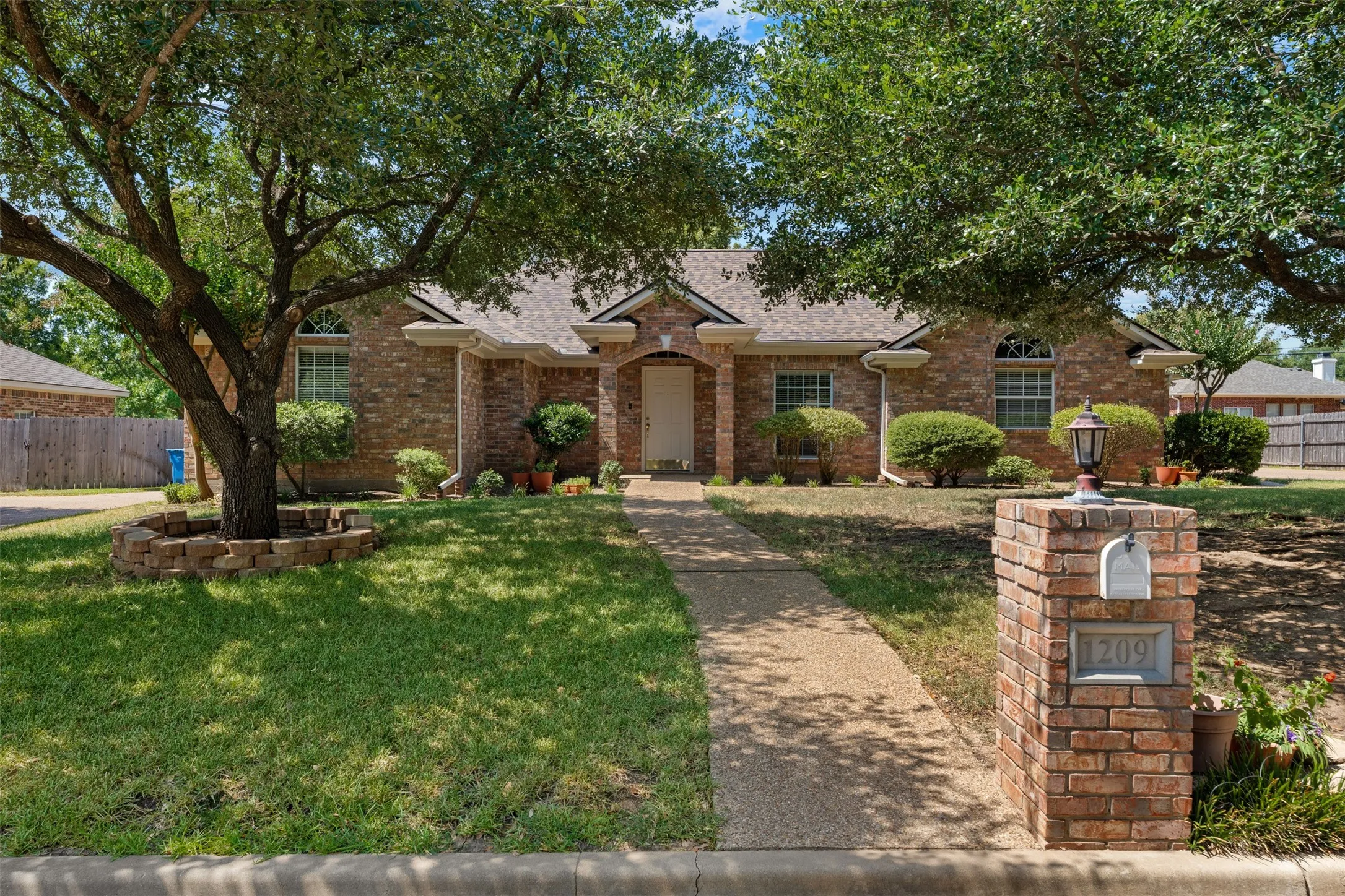 Single Family Residence For Sale in Mc Lennan County , 1209 Heatherwood, Hewitt, Texas 76643, 4 Bedroom, 3 Bathroom, 2 Garage spaces, 2,025 Sqft, built in 2001, mls#21375540, Real Estate Agent in Hewitt, Homes For Sale in Mc Lennan county, Homes For Sale in Hewitt, Realtor in Hewitt Texas, Real Estate Brokerage Independent Realty Texas, Luminita Cordes Realtor