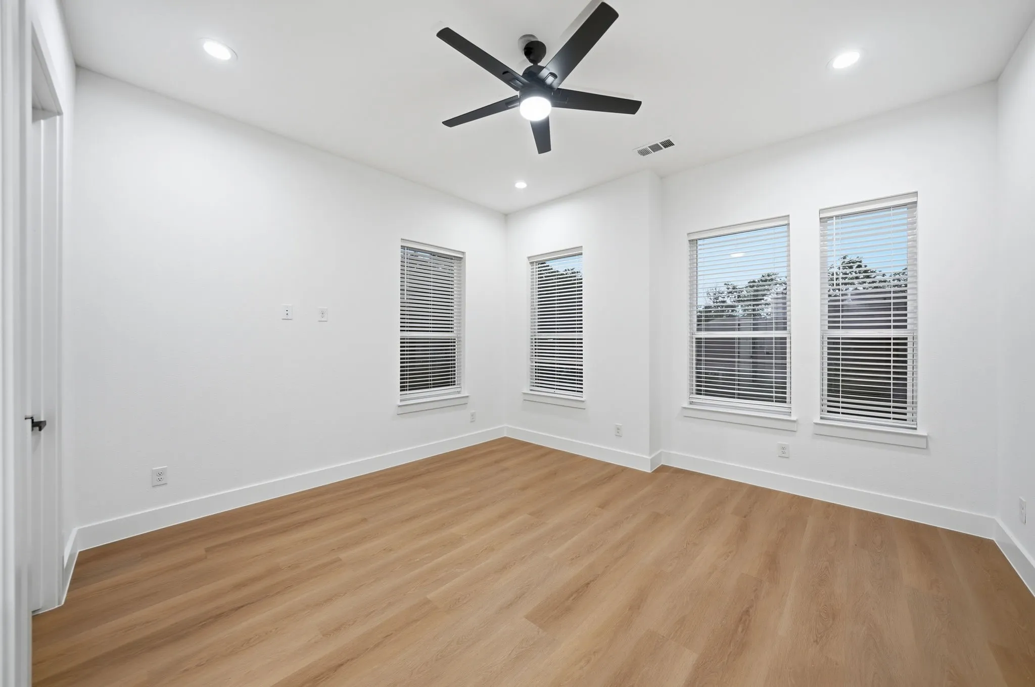 Townhouse For Rent in Dallas County , 310 E 7th Street, Dallas, Texas 75203, 3 Bedroom, 3 Bathroom, 2 Garage spaces, 2,399 Sqft, built in 2025, mls#21370708, Real Estate Agent in Dallas, Homes For Rent in Dallas county, Homes For Rent in Dallas, Realtor in Dallas Texas, Real Estate Brokerage Independent Realty Texas, Luminita Cordes Realtor
