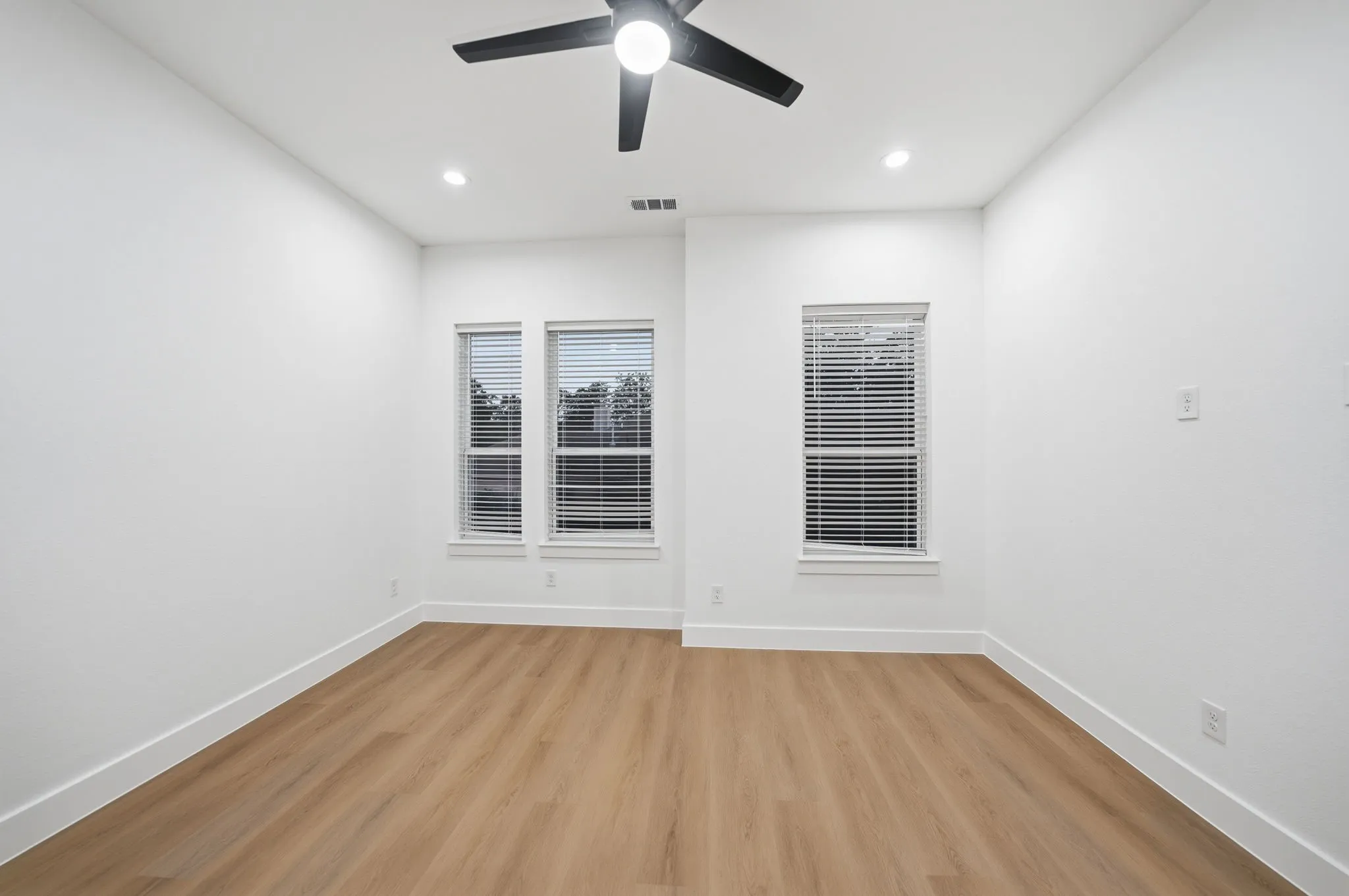 Townhouse For Rent in Dallas County , 310 E 7th Street, Dallas, Texas 75203, 3 Bedroom, 3 Bathroom, 2 Garage spaces, 2,399 Sqft, built in 2025, mls#21370708, Real Estate Agent in Dallas, Homes For Rent in Dallas county, Homes For Rent in Dallas, Realtor in Dallas Texas, Real Estate Brokerage Independent Realty Texas, Luminita Cordes Realtor