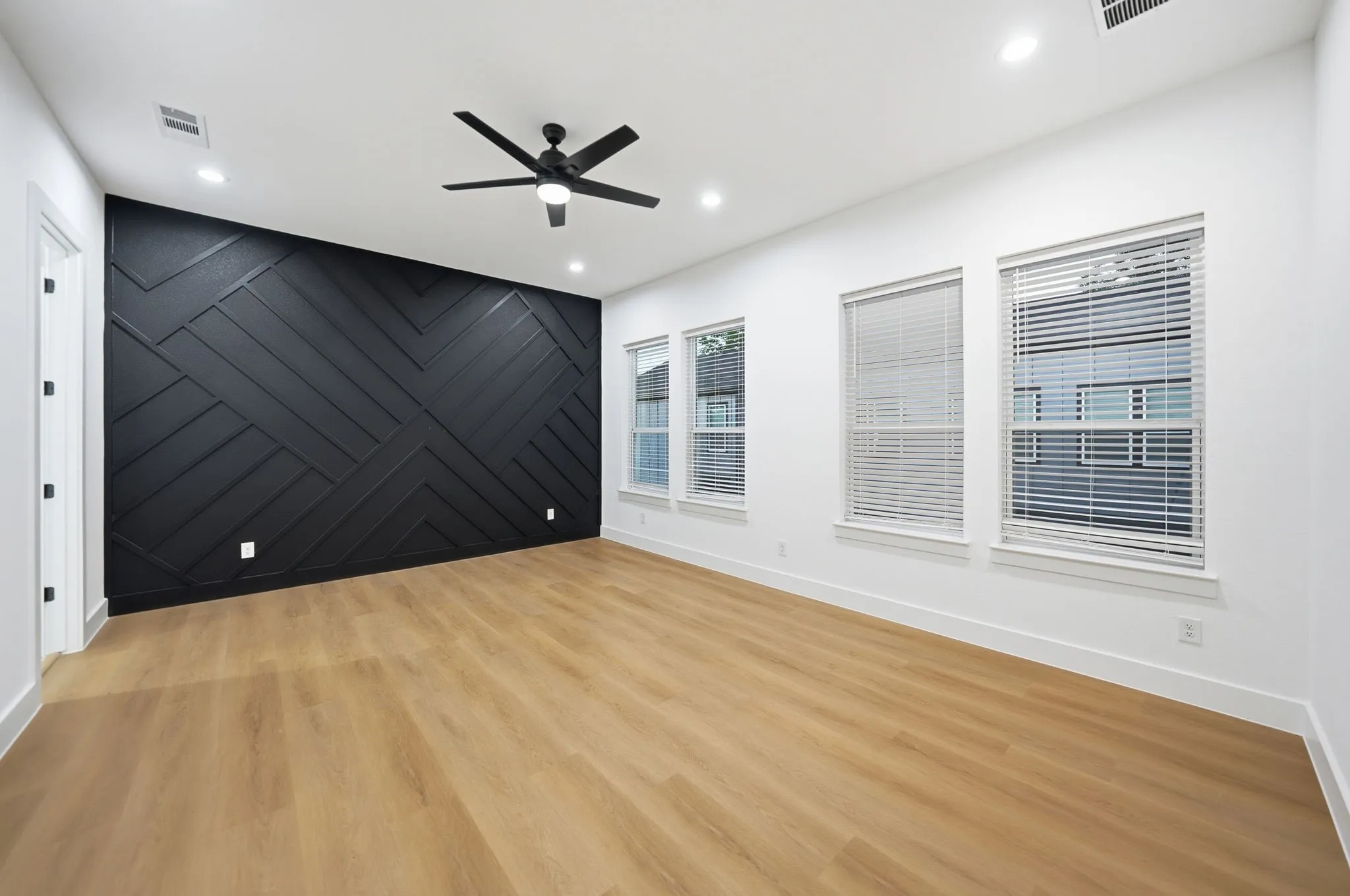 Townhouse For Rent in Dallas County , 310 E 7th Street, Dallas, Texas 75203, 3 Bedroom, 3 Bathroom, 2 Garage spaces, 2,399 Sqft, built in 2025, mls#21370708, Real Estate Agent in Dallas, Homes For Rent in Dallas county, Homes For Rent in Dallas, Realtor in Dallas Texas, Real Estate Brokerage Independent Realty Texas, Luminita Cordes Realtor