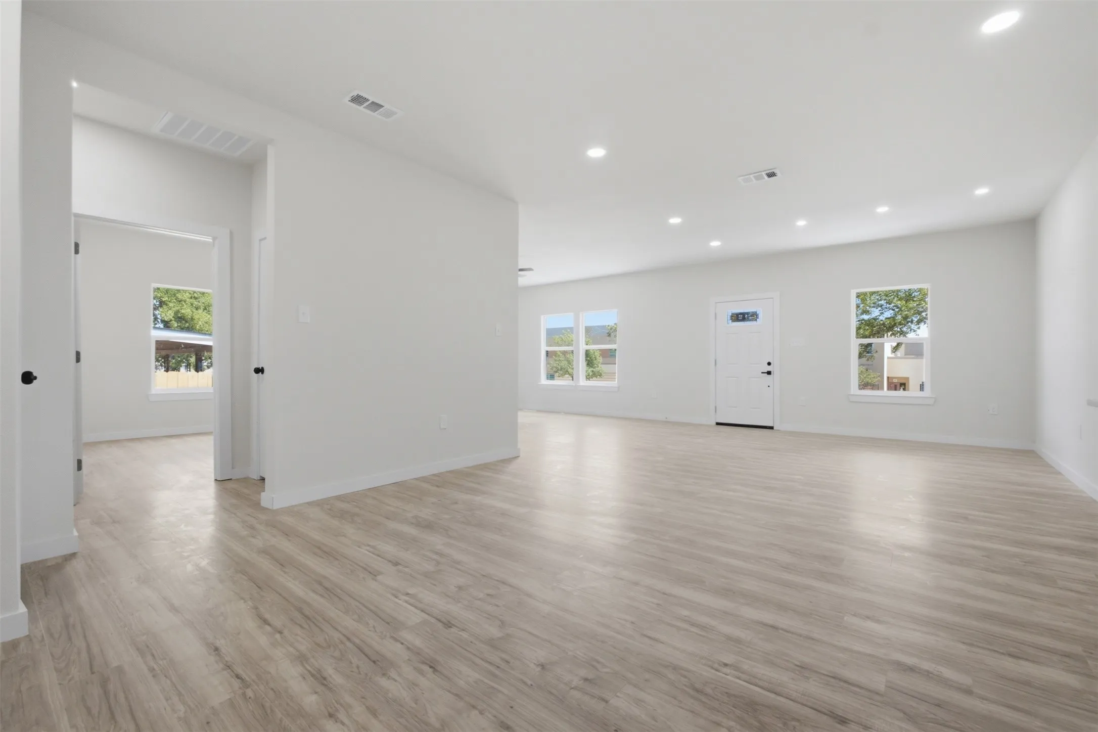 Single Family Residence For Sale in Tarrant County , 5044 Townsend Drive, Fort Worth, Texas 76115, 4 Bedroom, 2 Bathroom, Garage spaces, 1,682 Sqft, built in 1947, mls#21365754, Real Estate Agent in Fort Worth, Homes For Sale in Tarrant county, Homes For Sale in Fort Worth, Realtor in Fort Worth Texas, Real Estate Brokerage Independent Realty Texas, Luminita Cordes Realtor