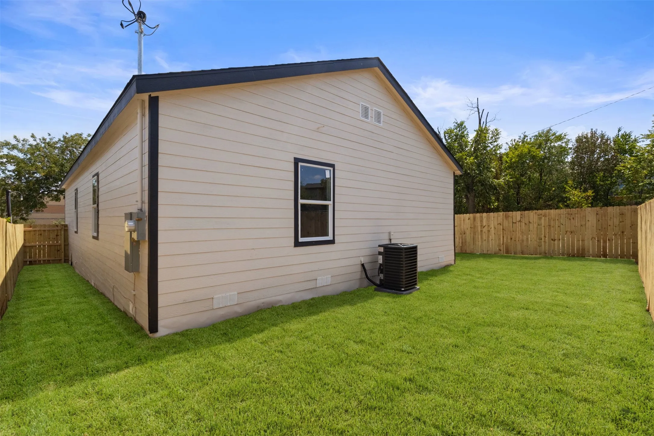 Single Family Residence For Sale in Tarrant County , 5044 Townsend Drive, Fort Worth, Texas 76115, 4 Bedroom, 2 Bathroom, Garage spaces, 1,682 Sqft, built in 1947, mls#21365754, Real Estate Agent in Fort Worth, Homes For Sale in Tarrant county, Homes For Sale in Fort Worth, Realtor in Fort Worth Texas, Real Estate Brokerage Independent Realty Texas, Luminita Cordes Realtor