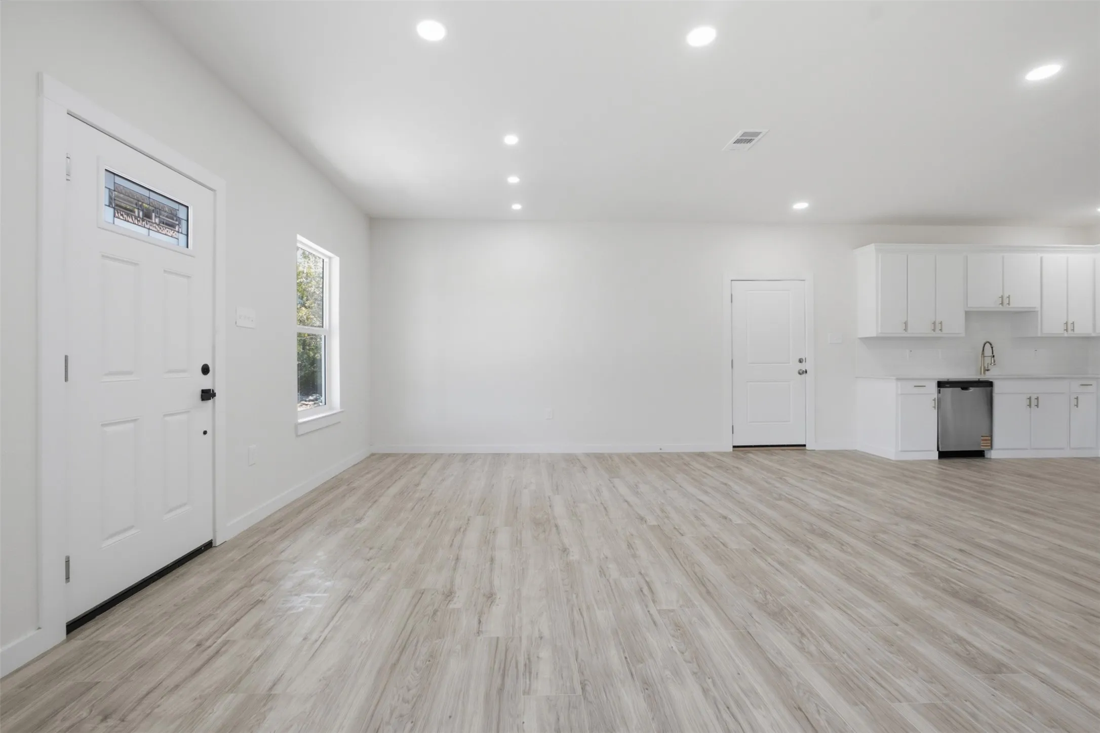 Single Family Residence For Sale in Tarrant County , 5044 Townsend Drive, Fort Worth, Texas 76115, 4 Bedroom, 2 Bathroom, Garage spaces, 1,682 Sqft, built in 1947, mls#21365754, Real Estate Agent in Fort Worth, Homes For Sale in Tarrant county, Homes For Sale in Fort Worth, Realtor in Fort Worth Texas, Real Estate Brokerage Independent Realty Texas, Luminita Cordes Realtor