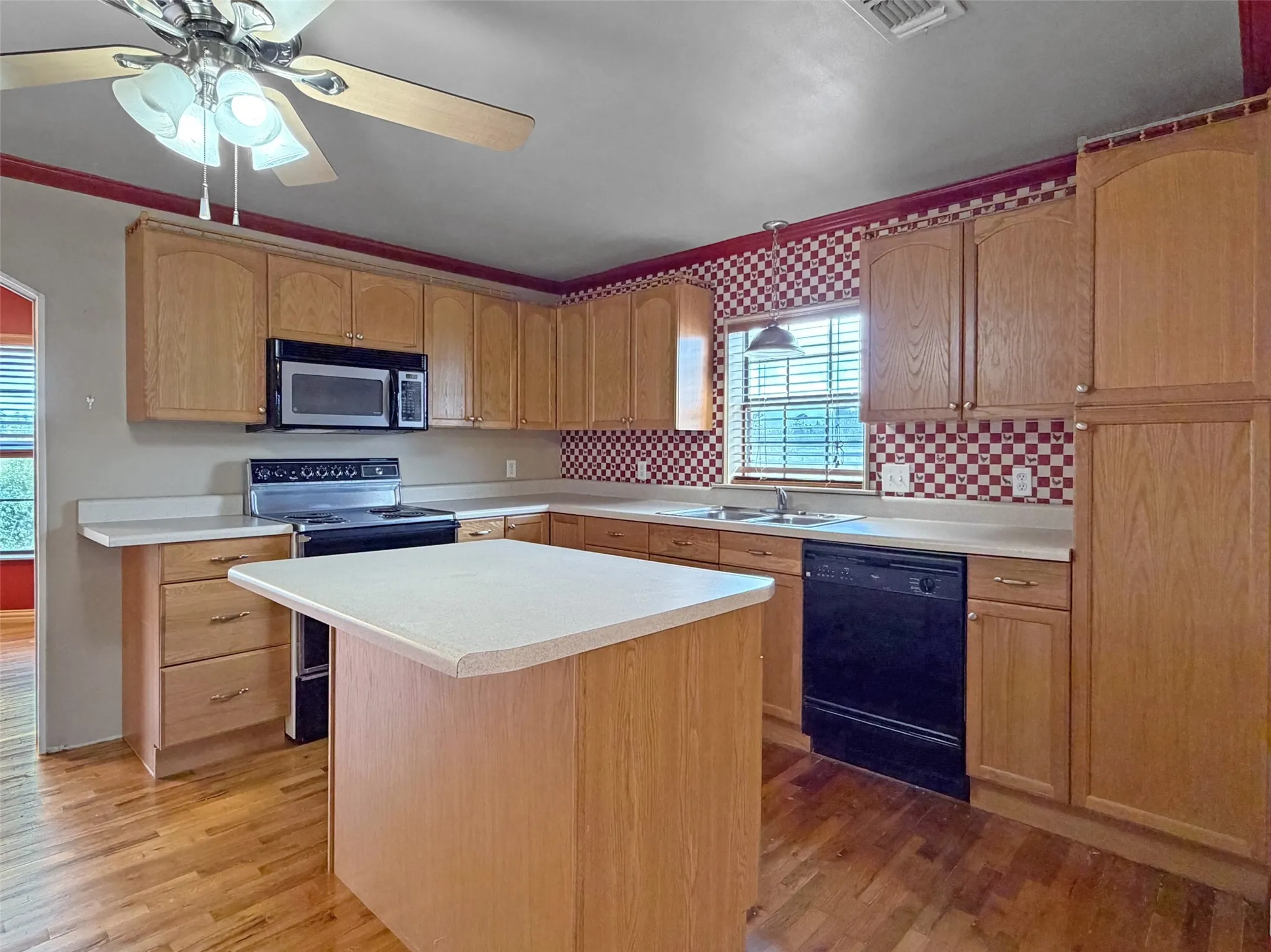 Single Family Residence For Sale in Red River (TX) County , 2461 FM 2118, Bagwell, Texas 75412, 2 Bedroom, 2 Bathroom, Garage spaces, 968 Sqft, built in 1942, mls#21375587, Real Estate Agent in Bagwell, Homes For Sale in Red River (TX) county, Homes For Sale in Bagwell, Realtor in Bagwell Texas, Real Estate Brokerage Independent Realty Texas, Luminita Cordes Realtor