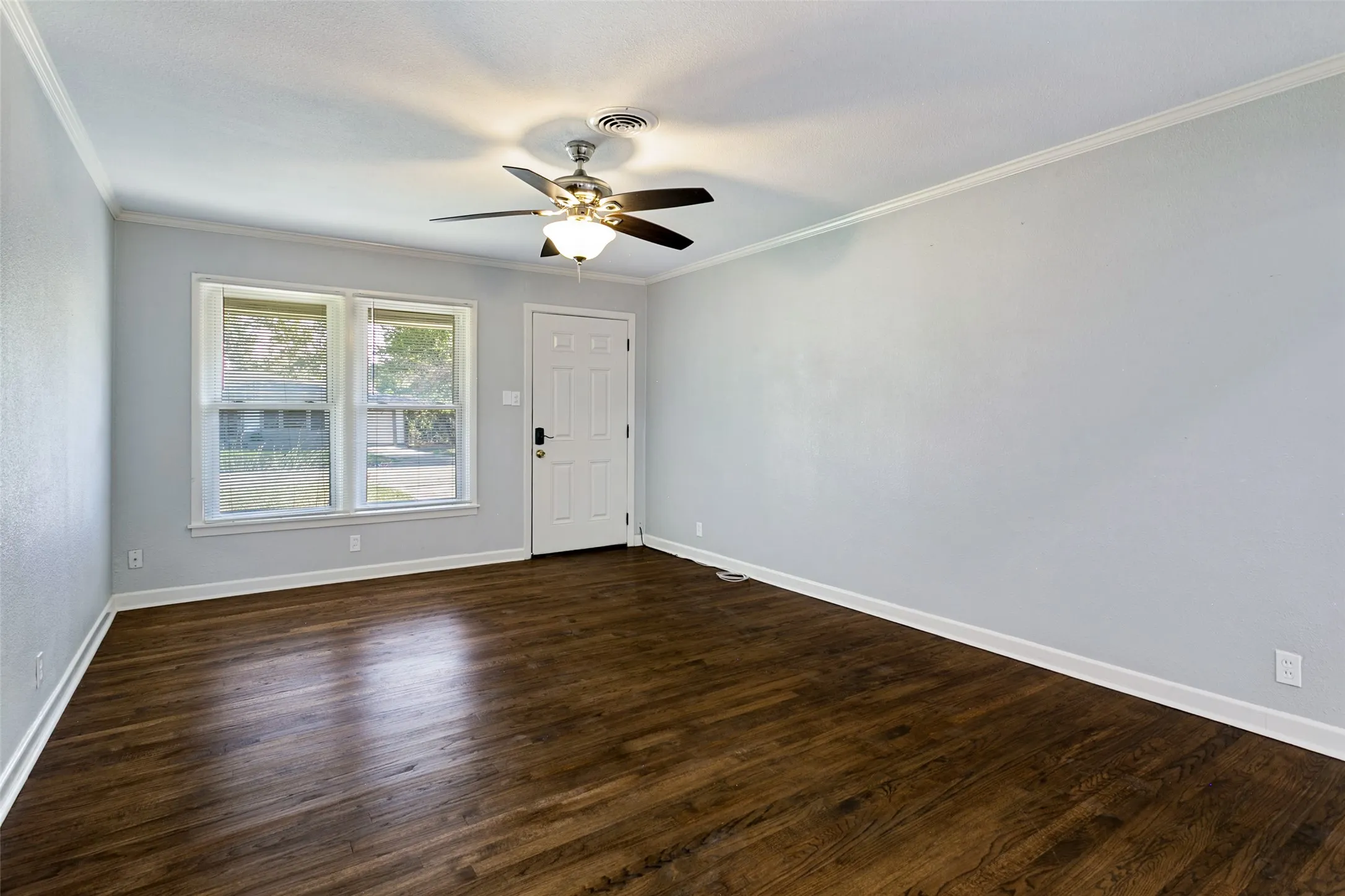 Single Family Residence For Sale in Tarrant County , 5317 Palmer Drive, Haltom City, Texas 76117, 3 Bedroom, 2 Bathroom, 1 Garage spaces, 1,228 Sqft, built in 1956, mls#21372679, Real Estate Agent in Haltom City, Homes For Sale in Tarrant county, Homes For Sale in Haltom City, Realtor in Haltom City Texas, Real Estate Brokerage Independent Realty Texas, Luminita Cordes Realtor