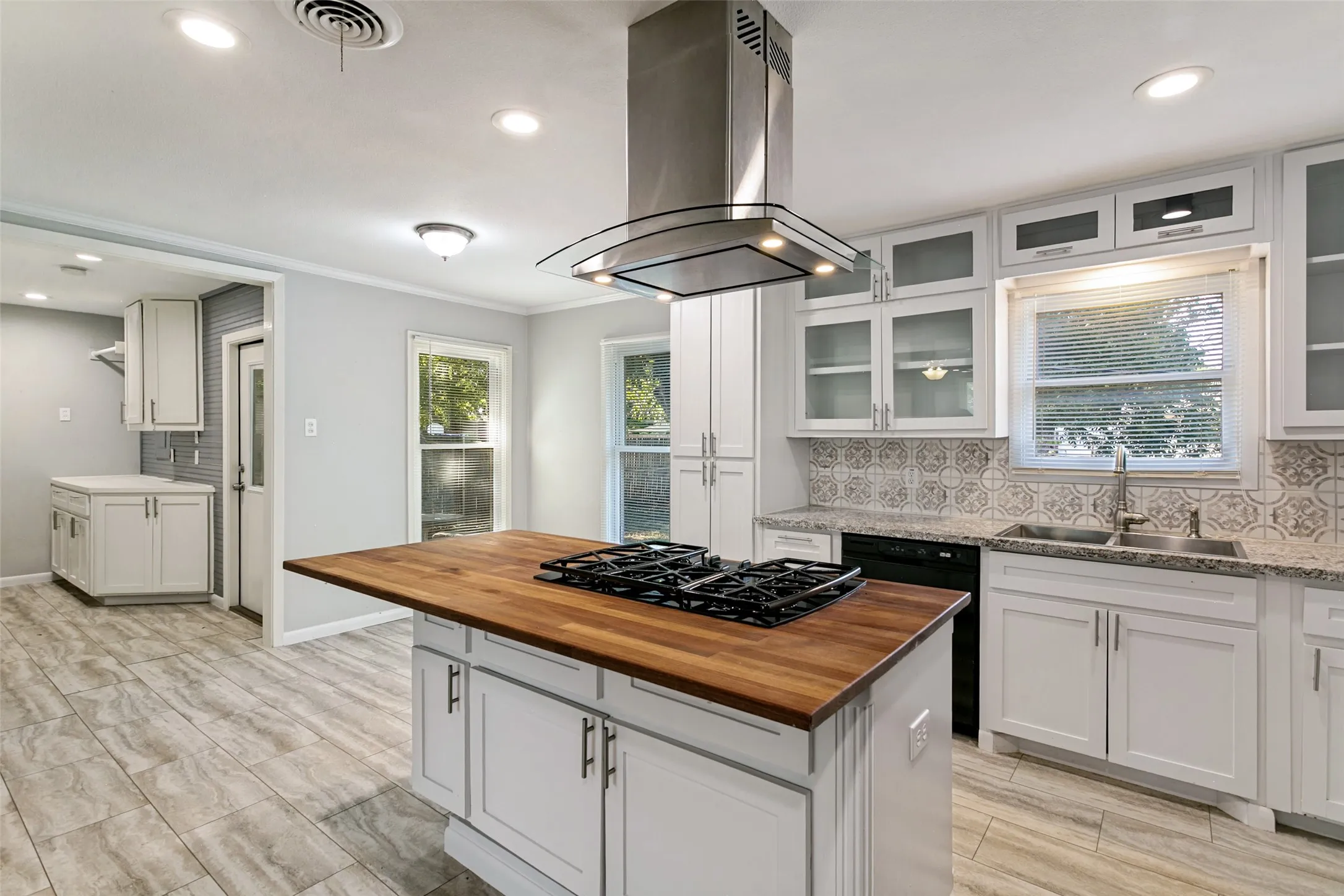 Single Family Residence For Sale in Tarrant County , 5317 Palmer Drive, Haltom City, Texas 76117, 3 Bedroom, 2 Bathroom, 1 Garage spaces, 1,228 Sqft, built in 1956, mls#21372679, Real Estate Agent in Haltom City, Homes For Sale in Tarrant county, Homes For Sale in Haltom City, Realtor in Haltom City Texas, Real Estate Brokerage Independent Realty Texas, Luminita Cordes Realtor