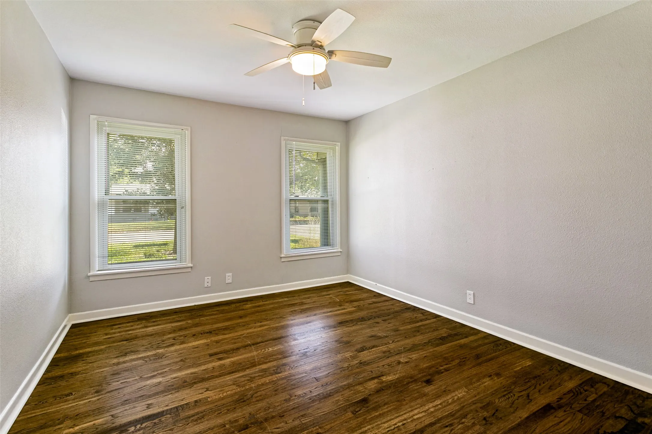 Single Family Residence For Sale in Tarrant County , 5317 Palmer Drive, Haltom City, Texas 76117, 3 Bedroom, 2 Bathroom, 1 Garage spaces, 1,228 Sqft, built in 1956, mls#21372679, Real Estate Agent in Haltom City, Homes For Sale in Tarrant county, Homes For Sale in Haltom City, Realtor in Haltom City Texas, Real Estate Brokerage Independent Realty Texas, Luminita Cordes Realtor