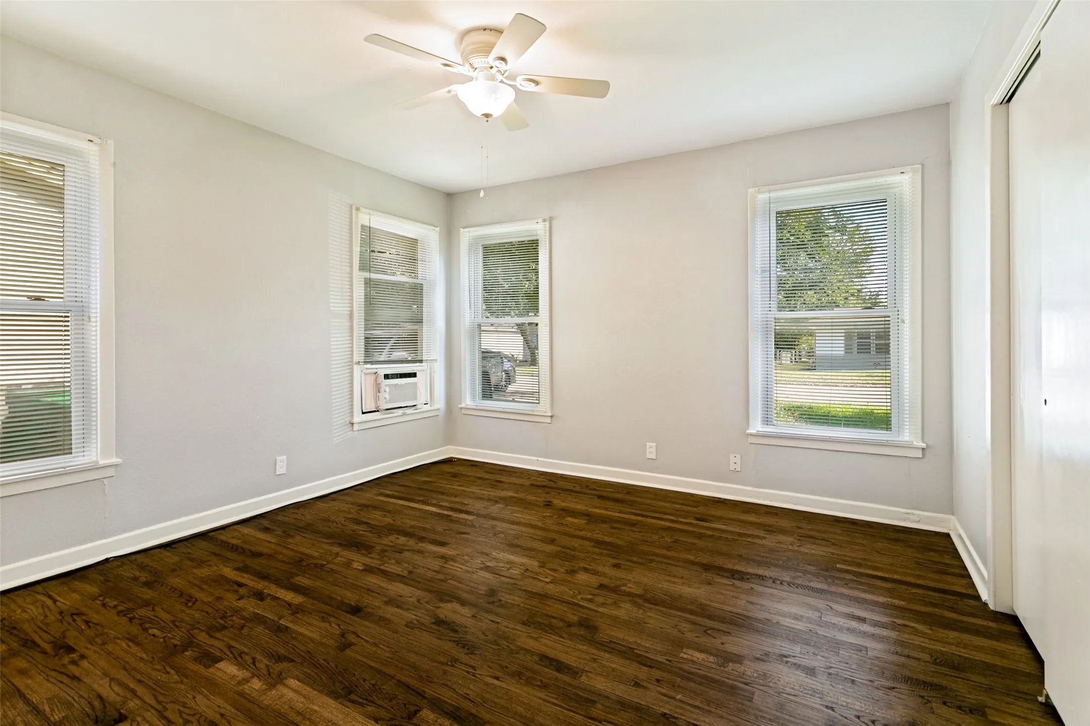 Single Family Residence For Sale in Tarrant County , 5317 Palmer Drive, Haltom City, Texas 76117, 3 Bedroom, 2 Bathroom, 1 Garage spaces, 1,228 Sqft, built in 1956, mls#21372679, Real Estate Agent in Haltom City, Homes For Sale in Tarrant county, Homes For Sale in Haltom City, Realtor in Haltom City Texas, Real Estate Brokerage Independent Realty Texas, Luminita Cordes Realtor