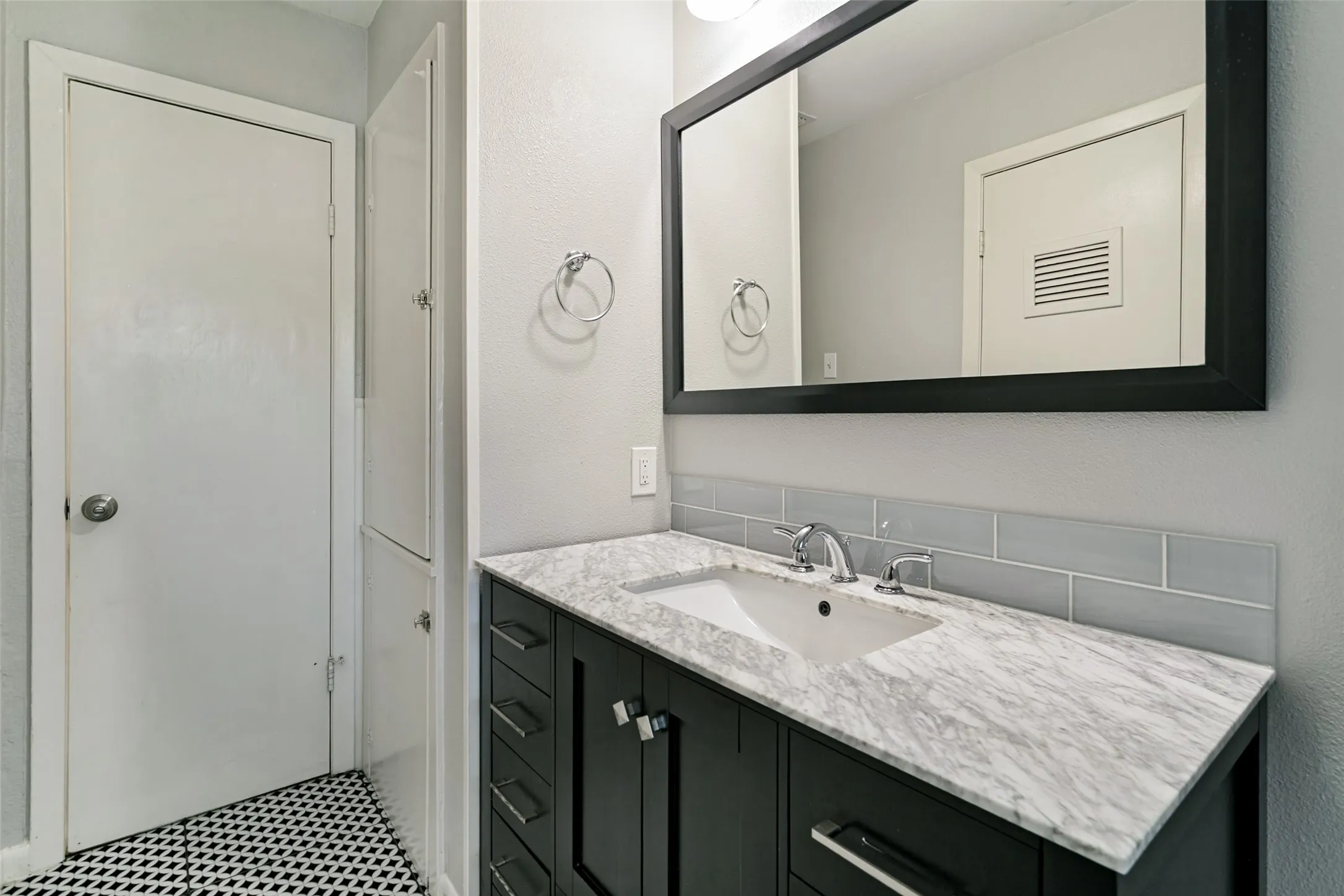 Single Family Residence For Sale in Tarrant County , 5317 Palmer Drive, Haltom City, Texas 76117, 3 Bedroom, 2 Bathroom, 1 Garage spaces, 1,228 Sqft, built in 1956, mls#21372679, Real Estate Agent in Haltom City, Homes For Sale in Tarrant county, Homes For Sale in Haltom City, Realtor in Haltom City Texas, Real Estate Brokerage Independent Realty Texas, Luminita Cordes Realtor