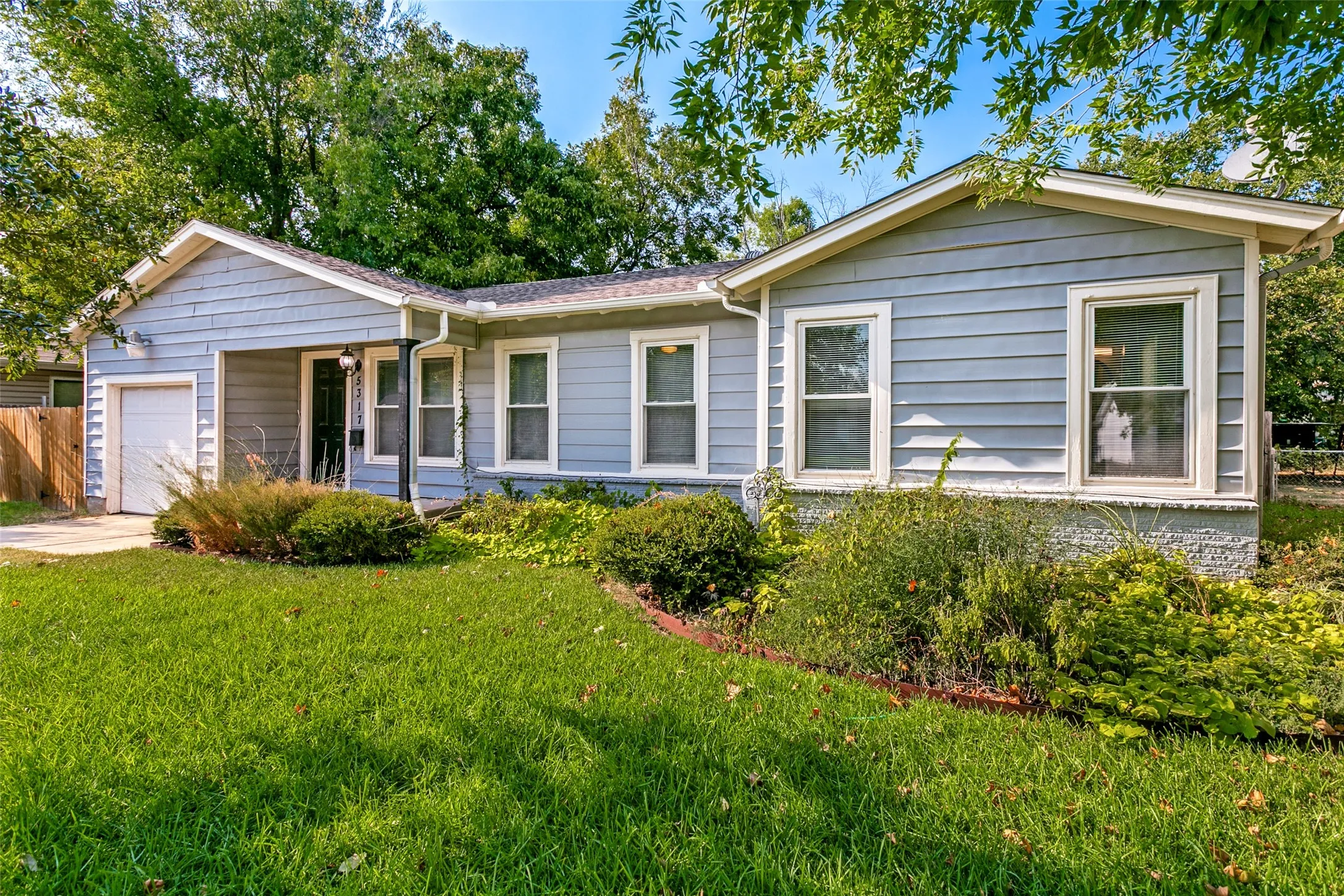Single Family Residence For Sale in Tarrant County , 5317 Palmer Drive, Haltom City, Texas 76117, 3 Bedroom, 2 Bathroom, 1 Garage spaces, 1,228 Sqft, built in 1956, mls#21372679, Real Estate Agent in Haltom City, Homes For Sale in Tarrant county, Homes For Sale in Haltom City, Realtor in Haltom City Texas, Real Estate Brokerage Independent Realty Texas, Luminita Cordes Realtor