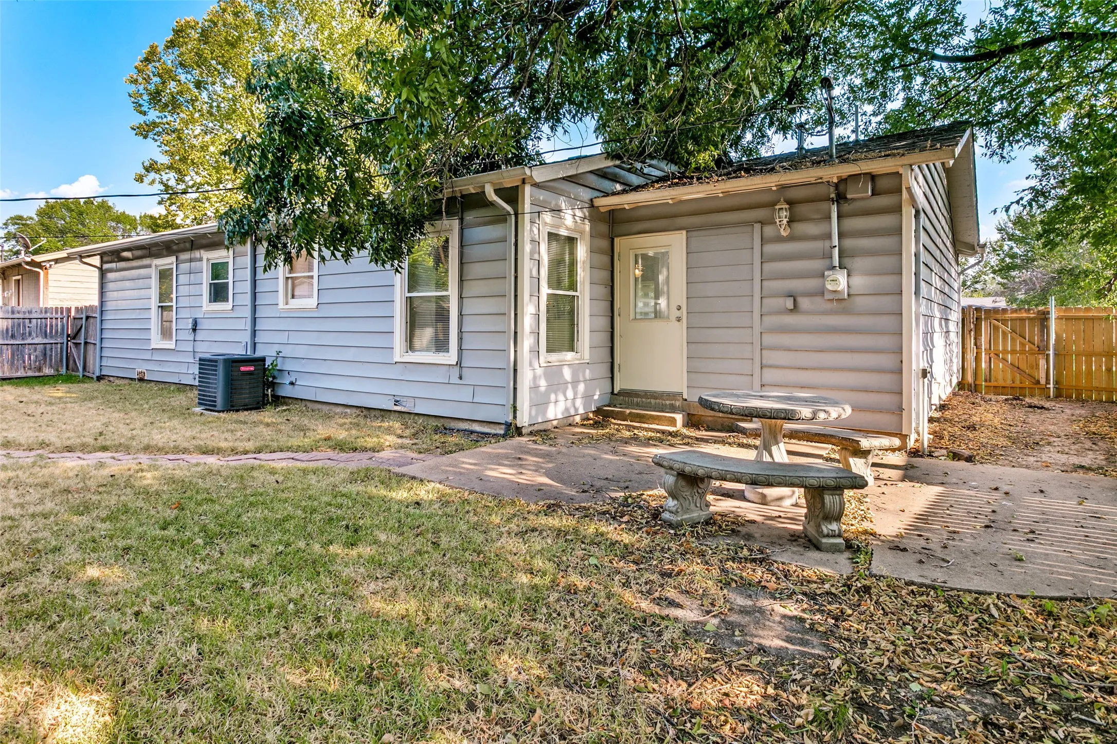 Single Family Residence For Sale in Tarrant County , 5317 Palmer Drive, Haltom City, Texas 76117, 3 Bedroom, 2 Bathroom, 1 Garage spaces, 1,228 Sqft, built in 1956, mls#21372679, Real Estate Agent in Haltom City, Homes For Sale in Tarrant county, Homes For Sale in Haltom City, Realtor in Haltom City Texas, Real Estate Brokerage Independent Realty Texas, Luminita Cordes Realtor