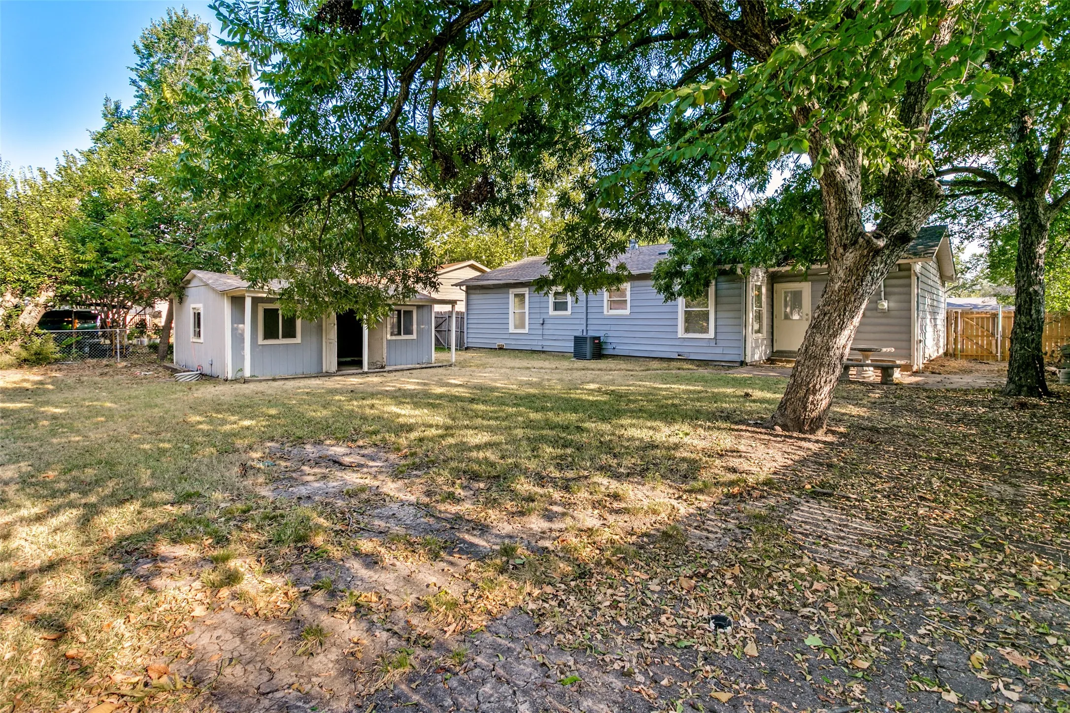 Single Family Residence For Sale in Tarrant County , 5317 Palmer Drive, Haltom City, Texas 76117, 3 Bedroom, 2 Bathroom, 1 Garage spaces, 1,228 Sqft, built in 1956, mls#21372679, Real Estate Agent in Haltom City, Homes For Sale in Tarrant county, Homes For Sale in Haltom City, Realtor in Haltom City Texas, Real Estate Brokerage Independent Realty Texas, Luminita Cordes Realtor