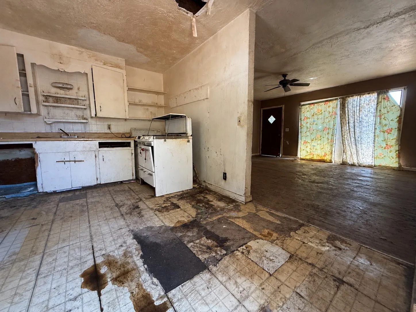 Single Family Residence For Sale in Tarrant County , 2217 Nina Marie Street, Sansom Park, Texas 76114, 3 Bedroom, 1 Bathroom, Garage spaces, 832 Sqft, built in 1952, mls#21374606, Real Estate Agent in Sansom Park, Homes For Sale in Tarrant county, Homes For Sale in Sansom Park, Realtor in Sansom Park Texas, Real Estate Brokerage Independent Realty Texas, Luminita Cordes Realtor