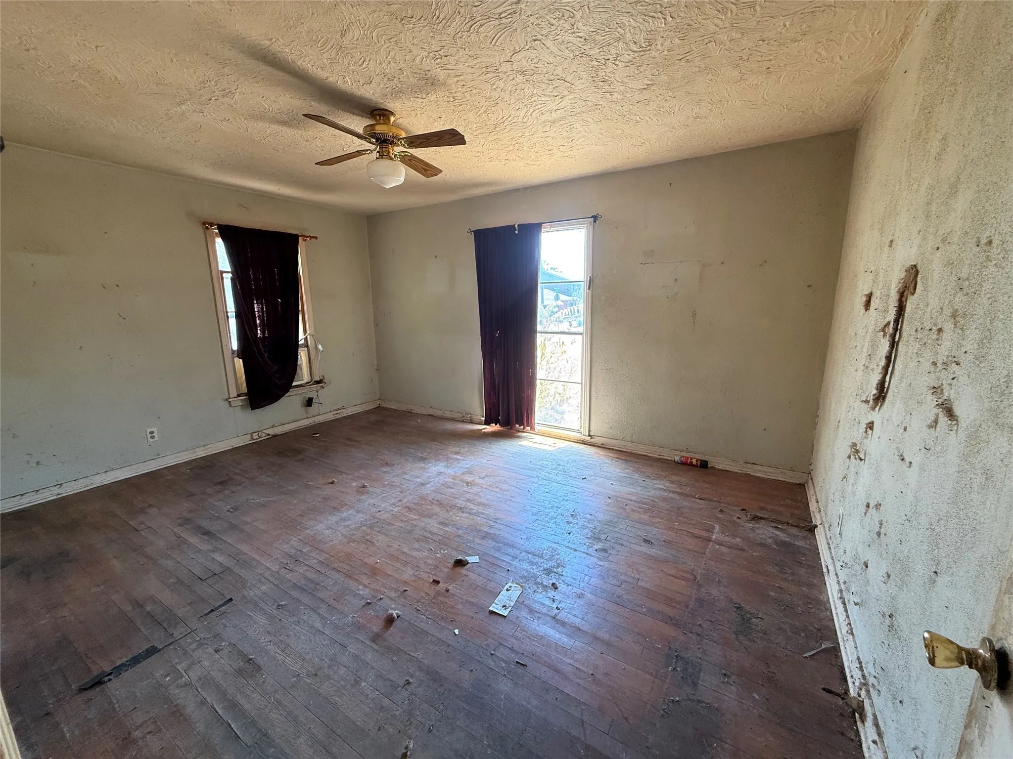 Single Family Residence For Sale in Tarrant County , 2217 Nina Marie Street, Sansom Park, Texas 76114, 3 Bedroom, 1 Bathroom, Garage spaces, 832 Sqft, built in 1952, mls#21374606, Real Estate Agent in Sansom Park, Homes For Sale in Tarrant county, Homes For Sale in Sansom Park, Realtor in Sansom Park Texas, Real Estate Brokerage Independent Realty Texas, Luminita Cordes Realtor