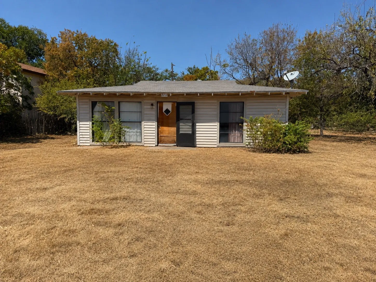 Single Family Residence For Sale in Tarrant County , 2217 Nina Marie Street, Sansom Park, Texas 76114, 3 Bedroom, 1 Bathroom, Garage spaces, 832 Sqft, built in 1952, mls#21374606, Real Estate Agent in Sansom Park, Homes For Sale in Tarrant county, Homes For Sale in Sansom Park, Realtor in Sansom Park Texas, Real Estate Brokerage Independent Realty Texas, Luminita Cordes Realtor