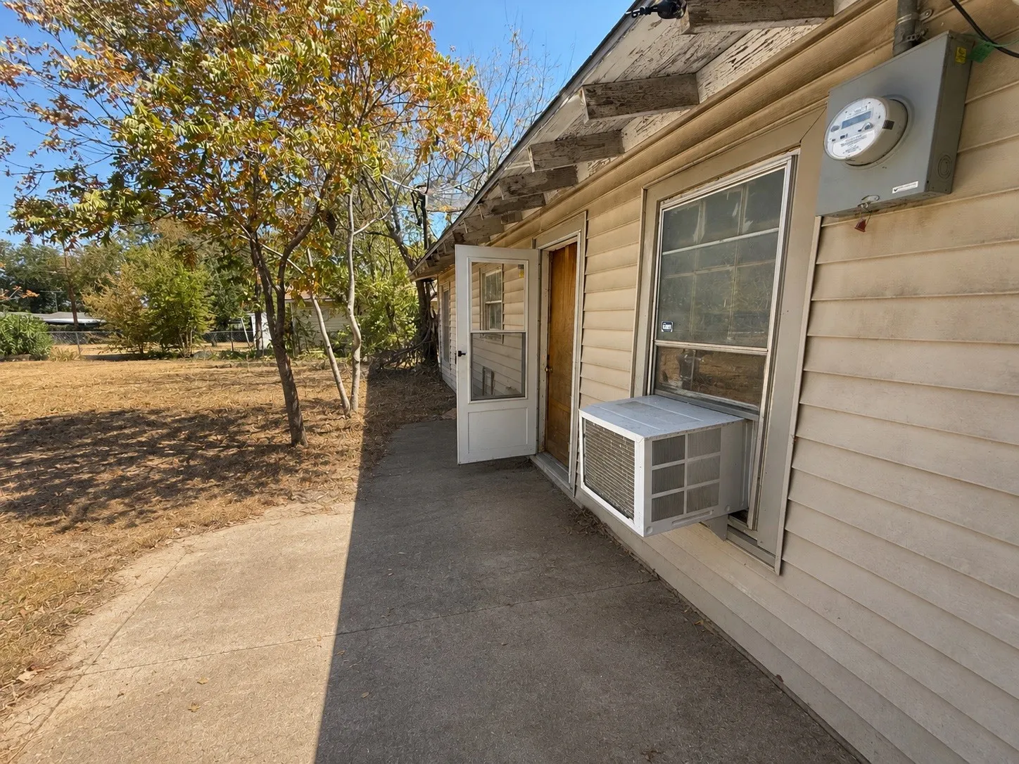 Single Family Residence For Sale in Tarrant County , 2217 Nina Marie Street, Sansom Park, Texas 76114, 3 Bedroom, 1 Bathroom, Garage spaces, 832 Sqft, built in 1952, mls#21374606, Real Estate Agent in Sansom Park, Homes For Sale in Tarrant county, Homes For Sale in Sansom Park, Realtor in Sansom Park Texas, Real Estate Brokerage Independent Realty Texas, Luminita Cordes Realtor