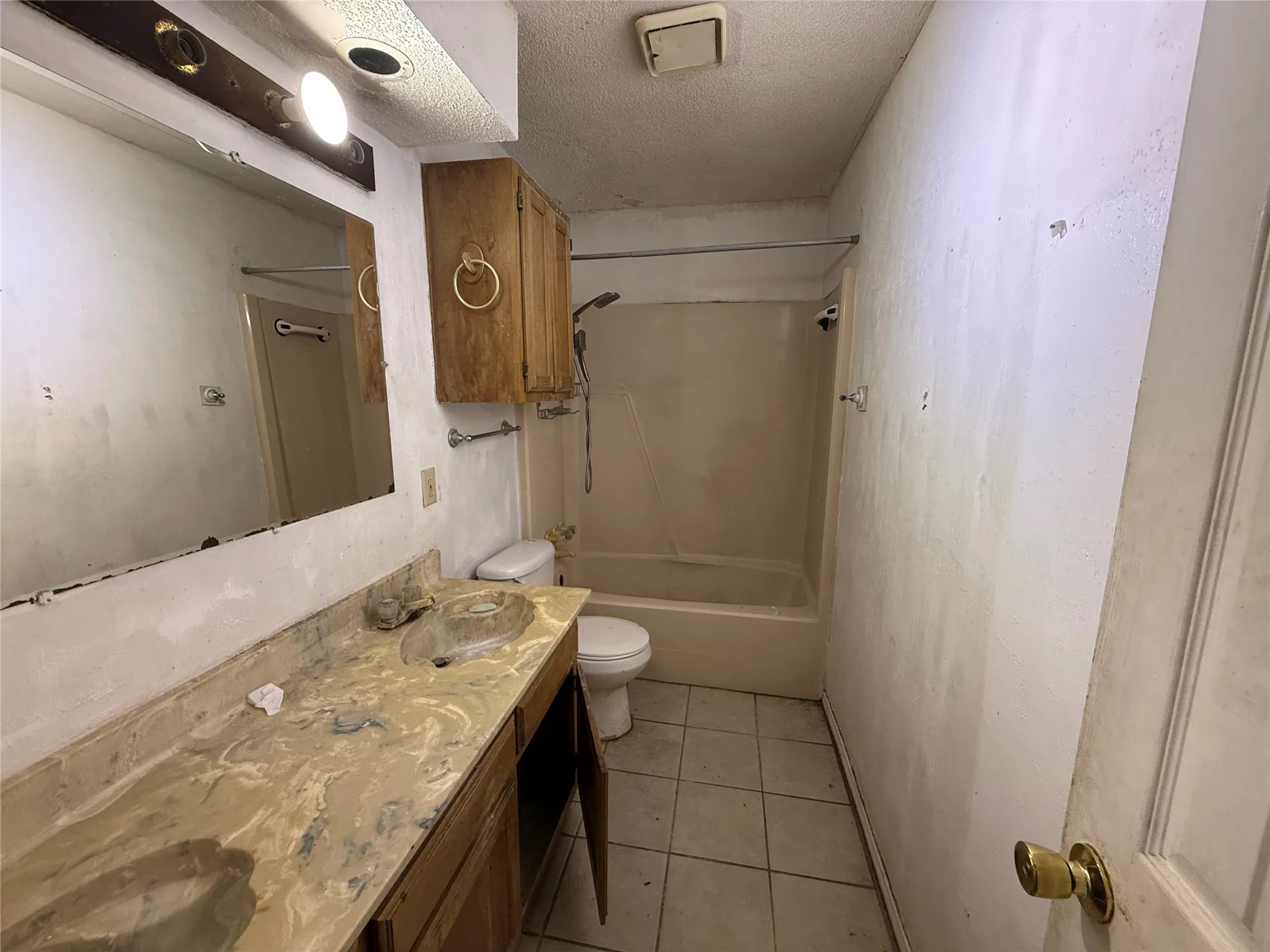 Single Family Residence For Sale in Tarrant County , 6313 Overlake Drive, Fort Worth, Texas 76135, 4 Bedroom, 2 Bathroom, Garage spaces, 1,798 Sqft, built in 1986, mls#21373615, Real Estate Agent in Fort Worth, Homes For Sale in Tarrant county, Homes For Sale in Fort Worth, Realtor in Fort Worth Texas, Real Estate Brokerage Independent Realty Texas, Luminita Cordes Realtor