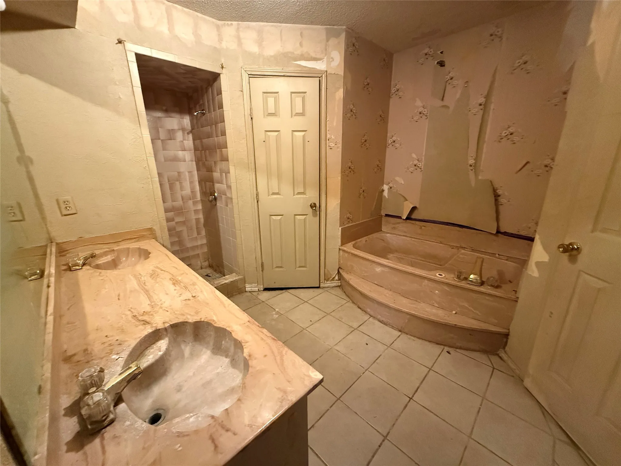 Single Family Residence For Sale in Tarrant County , 6313 Overlake Drive, Fort Worth, Texas 76135, 4 Bedroom, 2 Bathroom, Garage spaces, 1,798 Sqft, built in 1986, mls#21373615, Real Estate Agent in Fort Worth, Homes For Sale in Tarrant county, Homes For Sale in Fort Worth, Realtor in Fort Worth Texas, Real Estate Brokerage Independent Realty Texas, Luminita Cordes Realtor